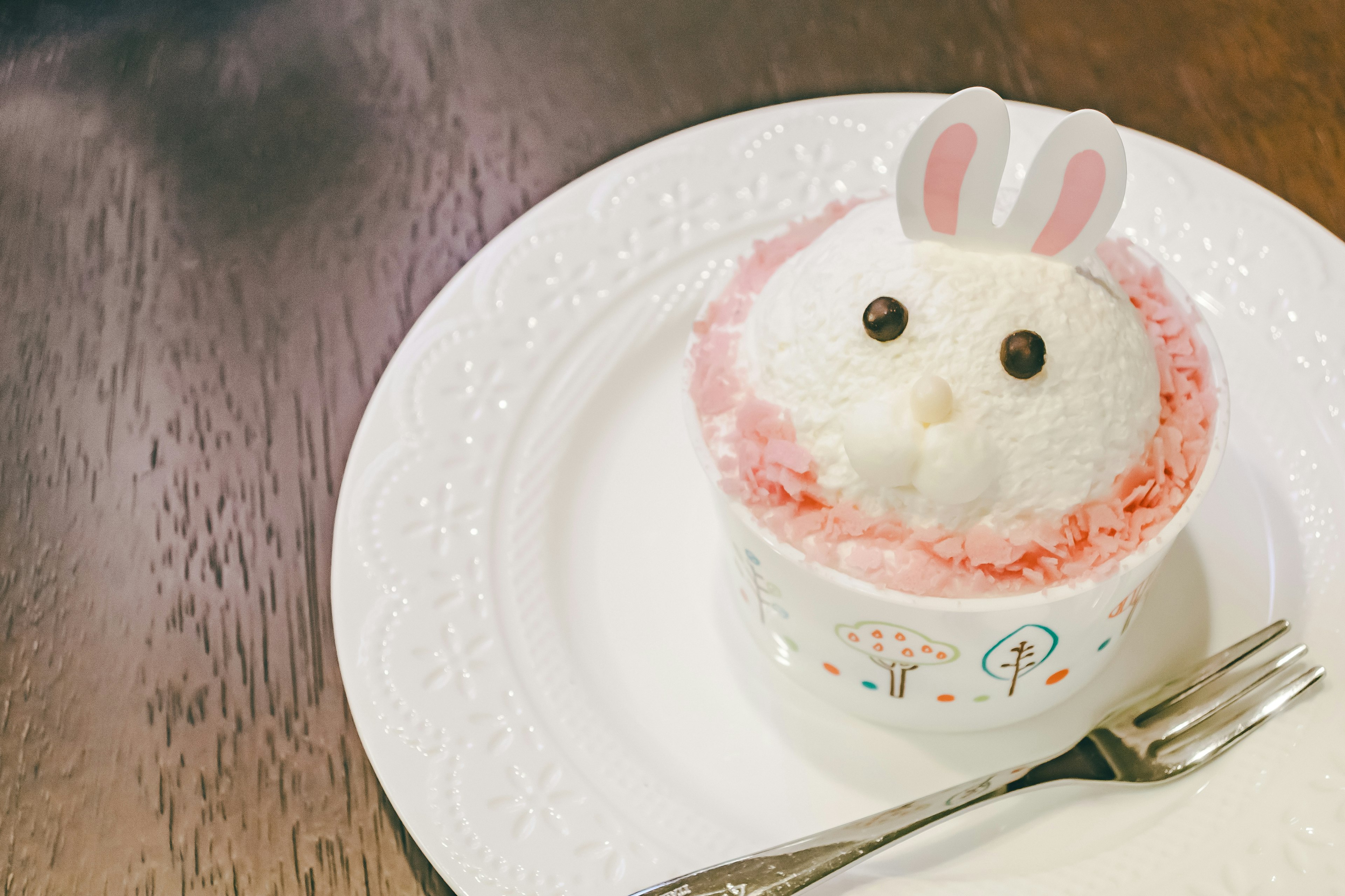 Un postre en forma de conejo en un plato decorativo