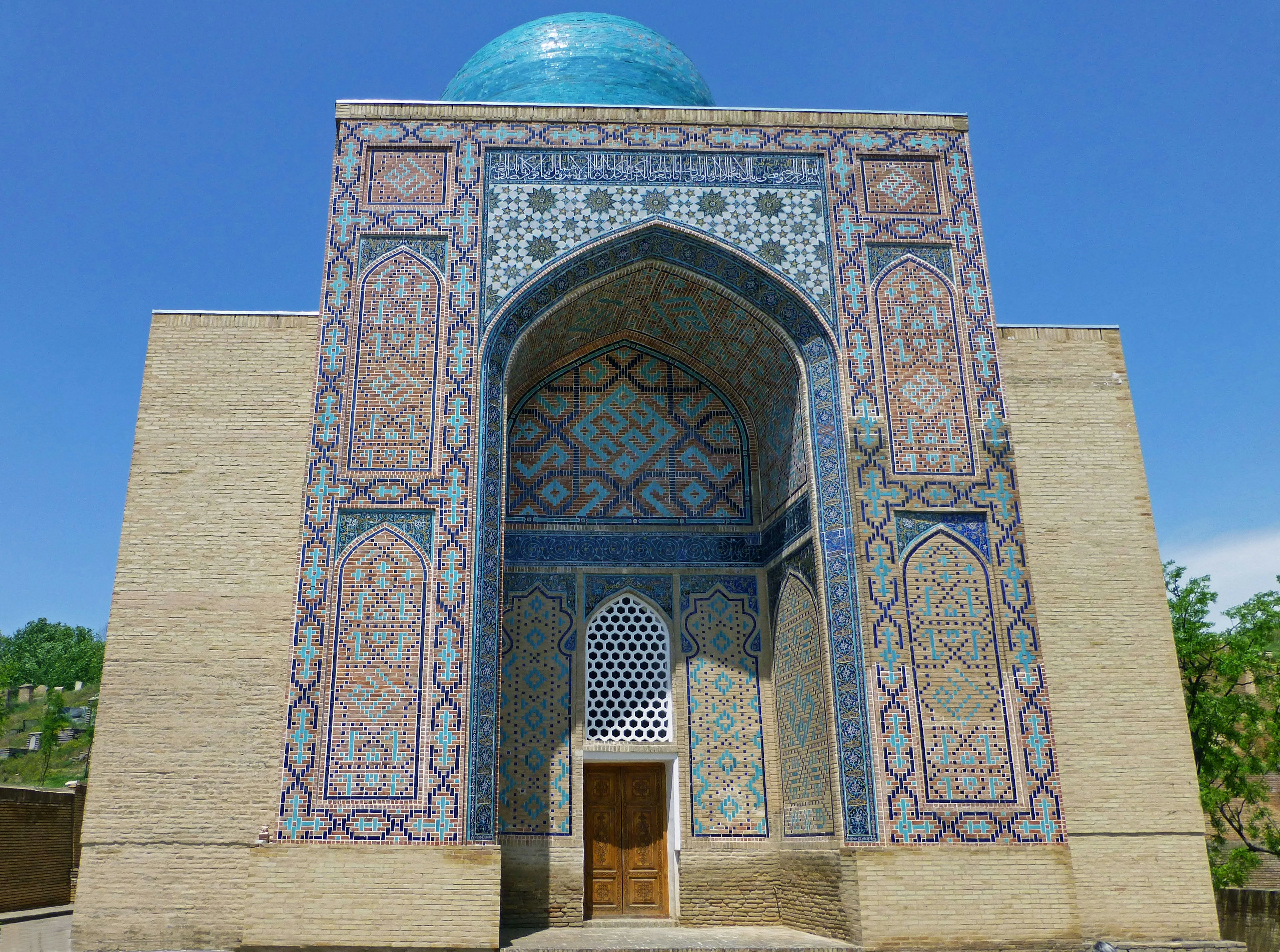 Vista exterior de un edificio con cúpula azul y azulejos decorativos