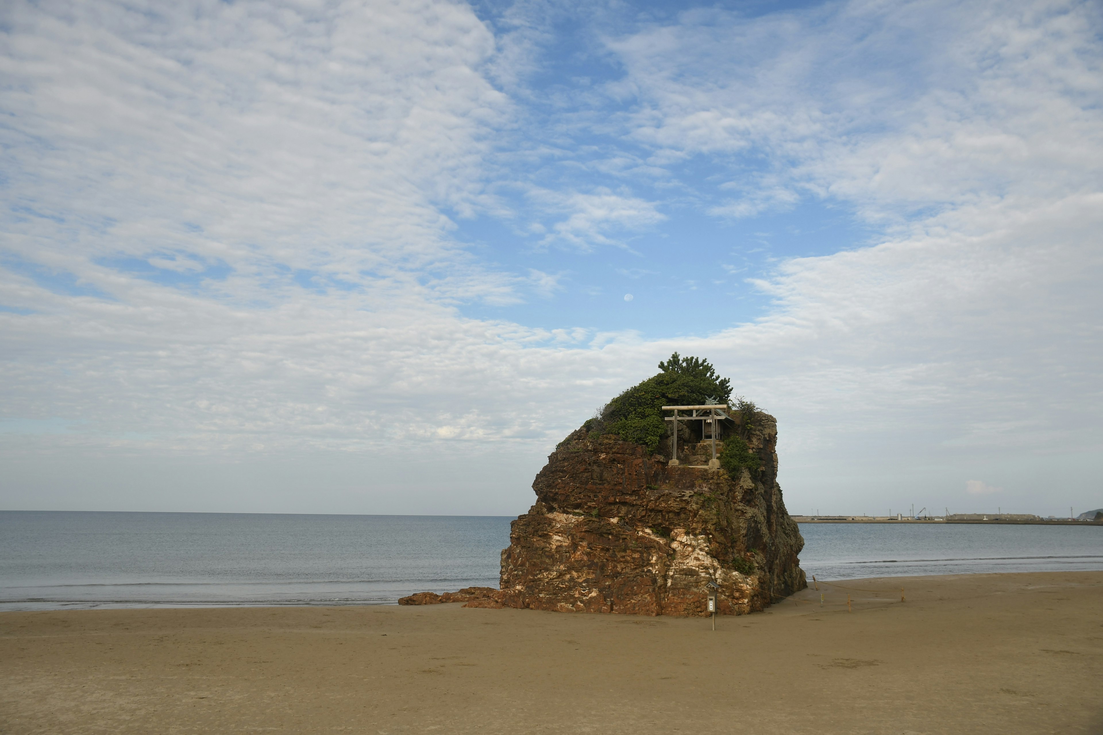 海灘上的大岩石和藍天