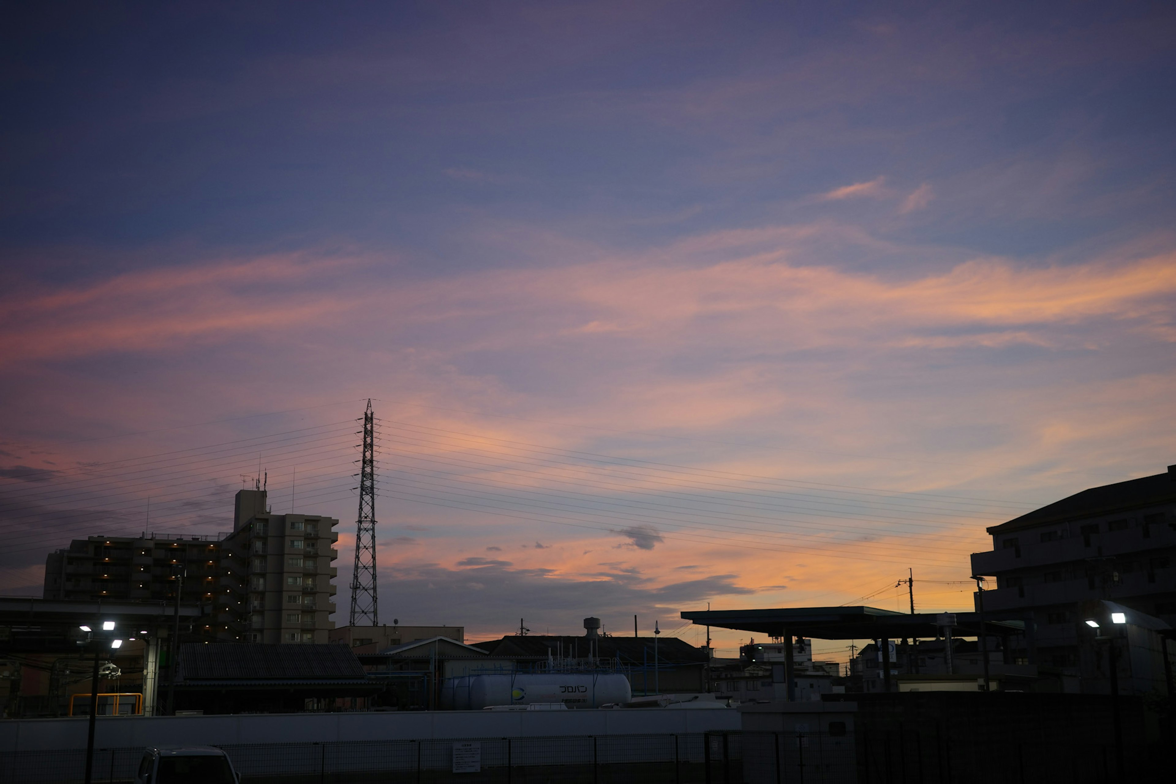 Cielo de atardecer colorido con siluetas de edificios