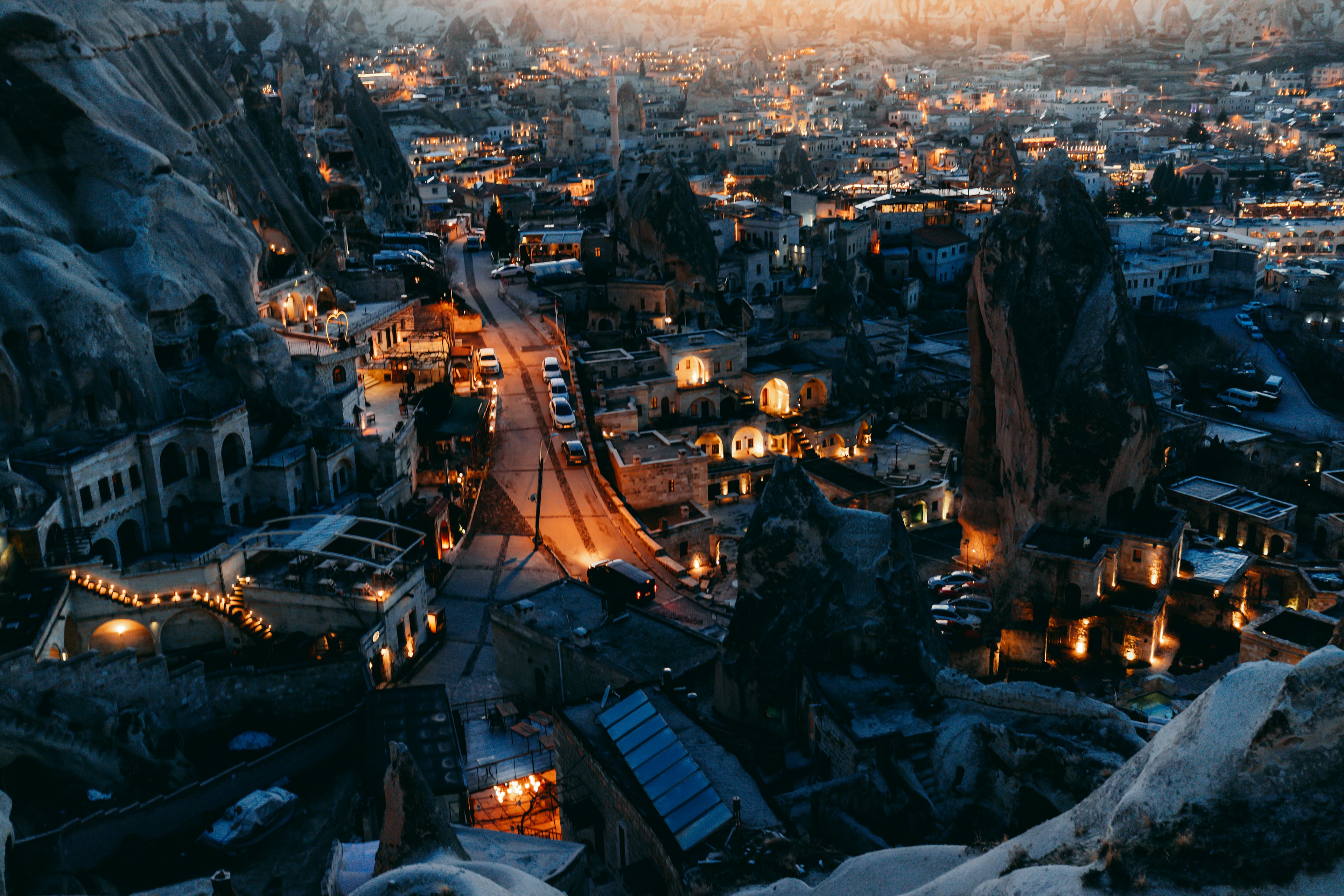 Cảnh đêm Cappadocia với các hình dạng đá độc đáo và những ngôi nhà được chiếu sáng