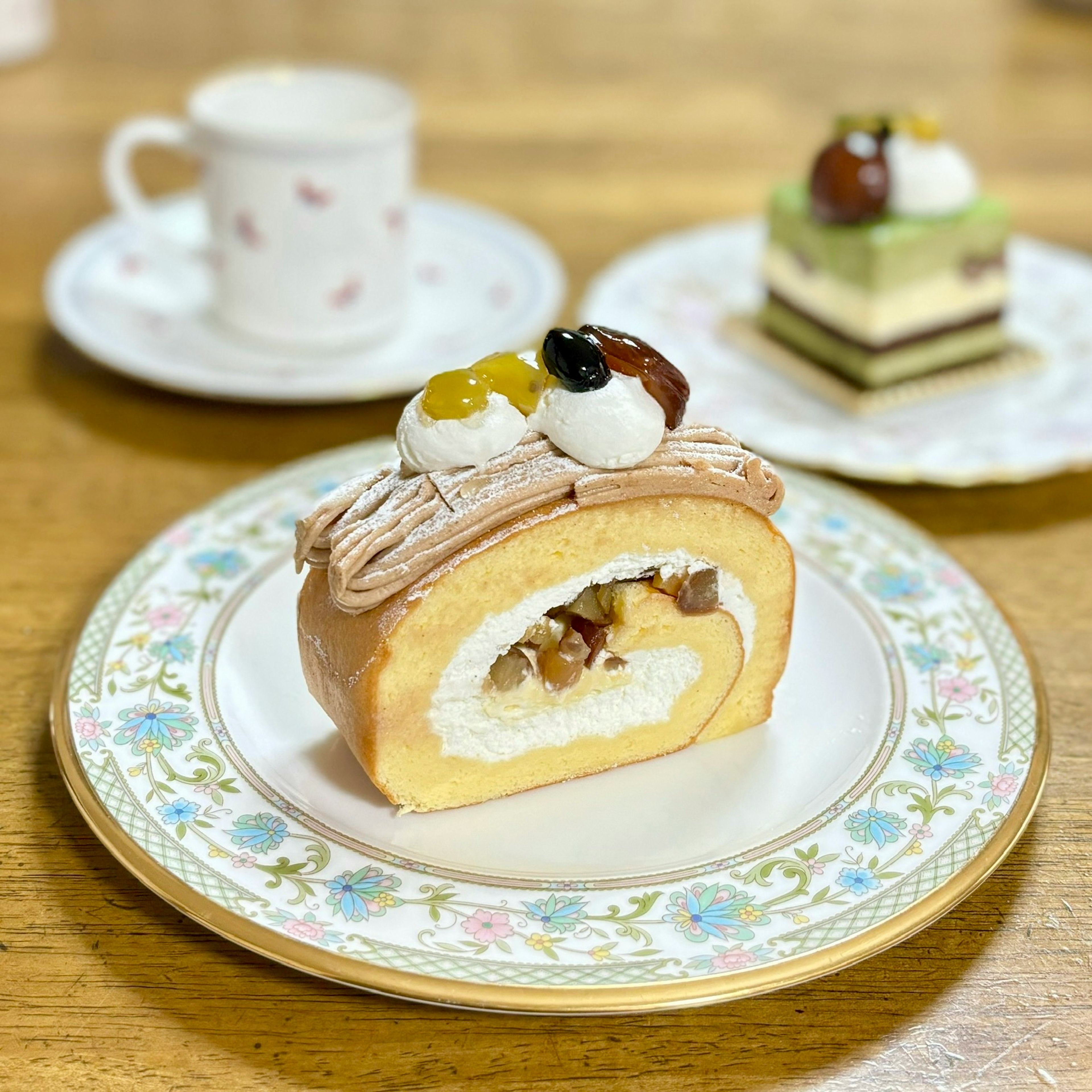 美しいデザートプレートに盛り付けられたケーキとコーヒーカップ