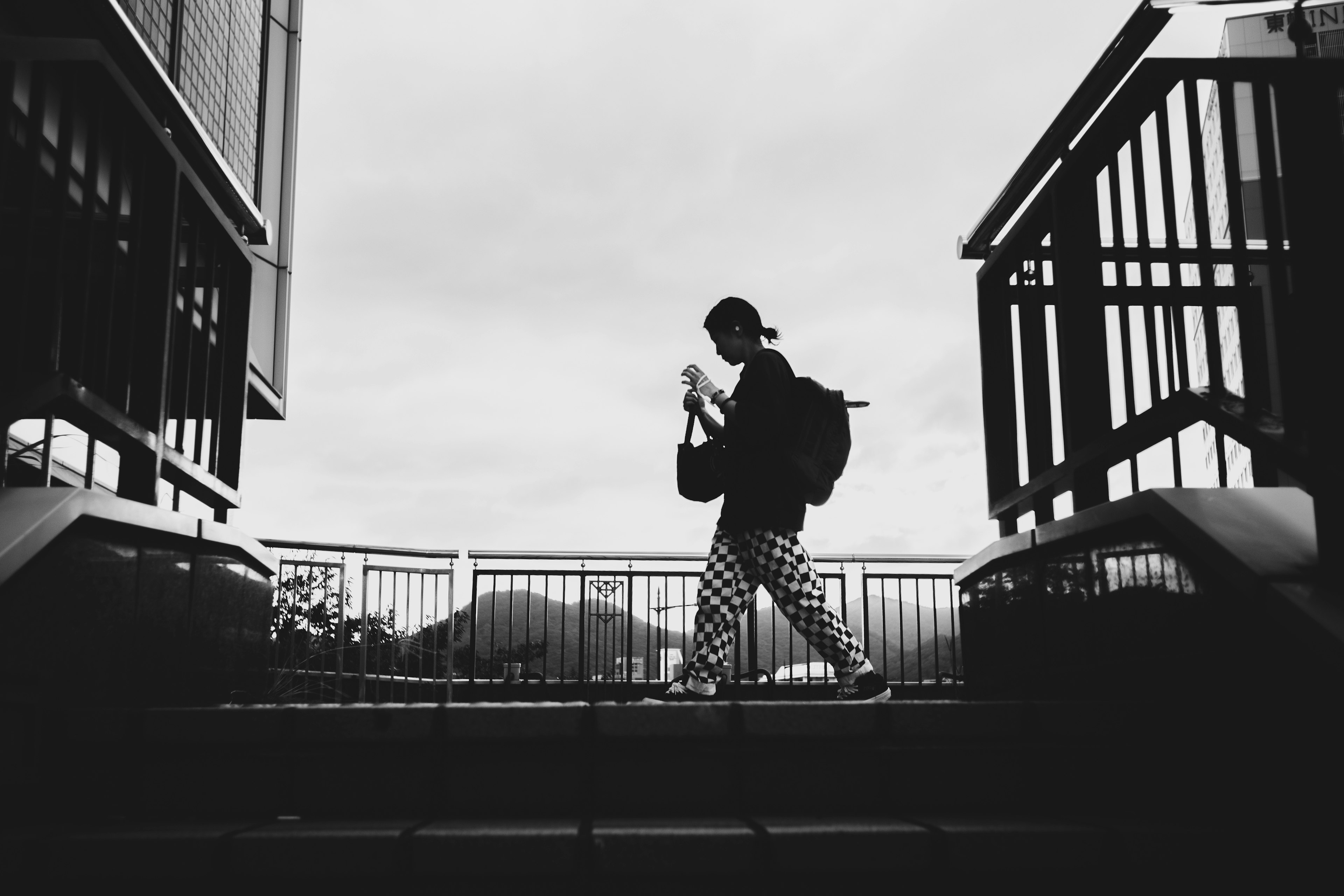 Silhouette einer Person, die Treppen mit einem Schwarz-Weiß-Hintergrund hinuntergeht