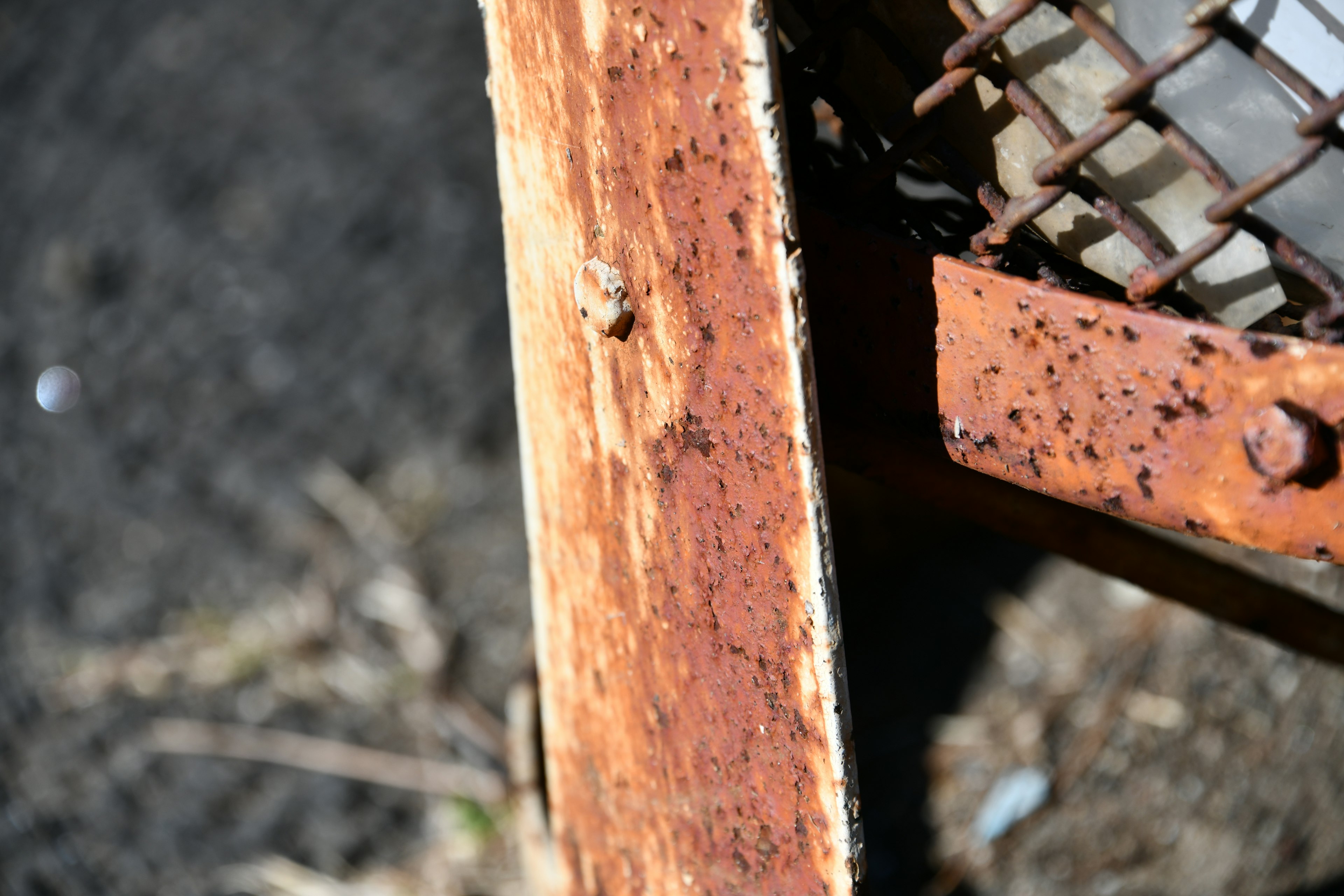 Primer plano de metal oxidado y madera envejecida