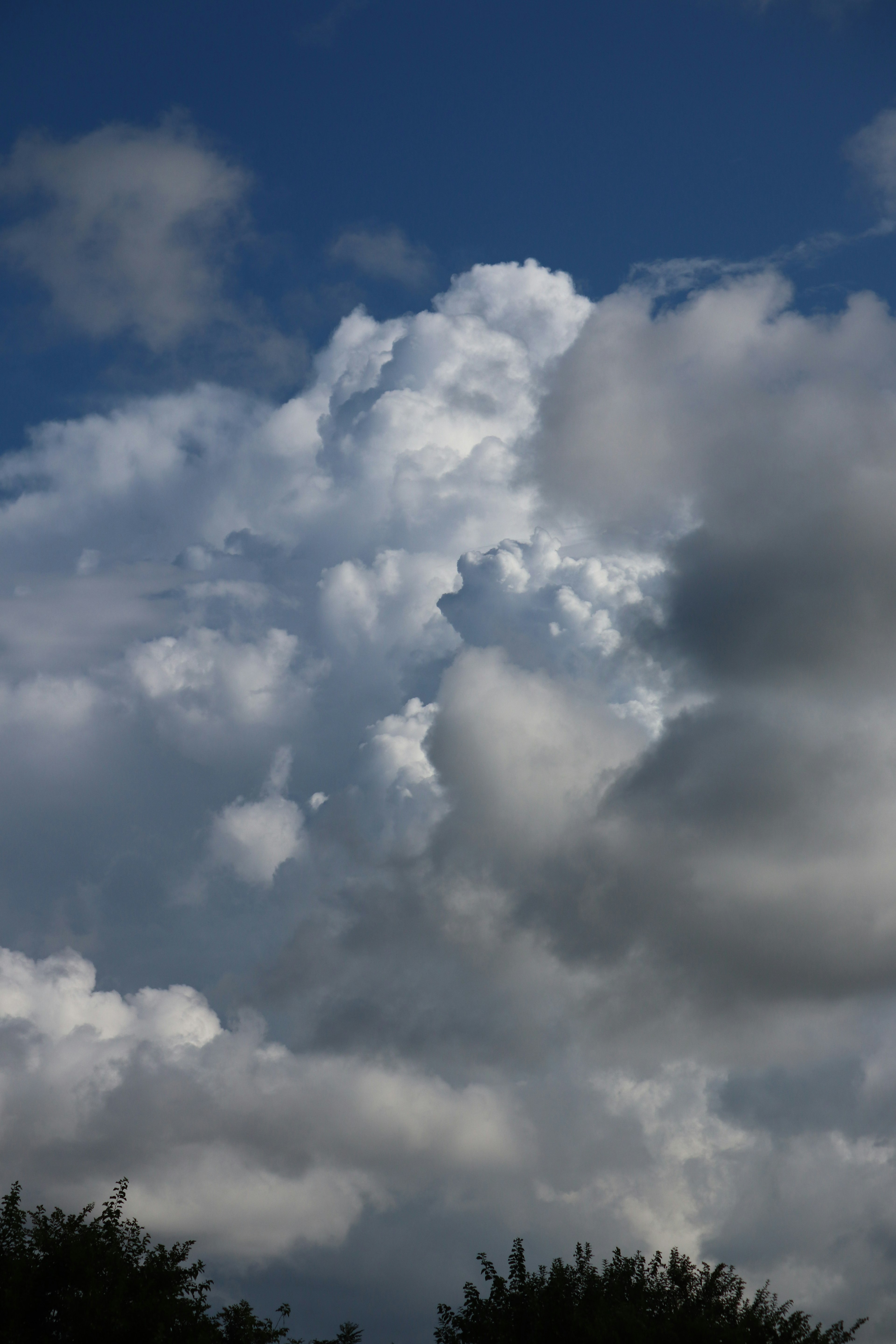 Una vista panoramica di cielo blu e nuvole