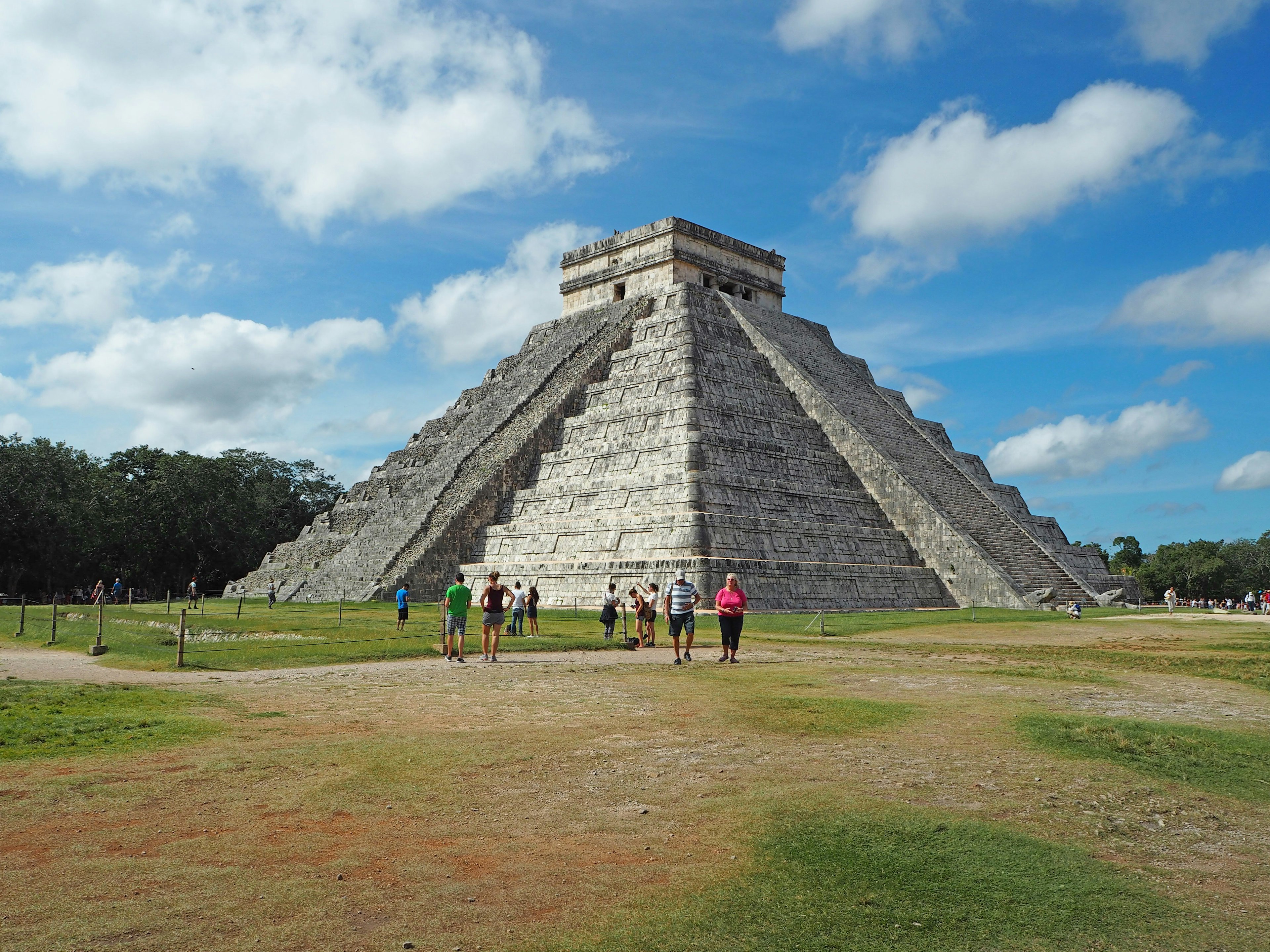 Piramide El Castillo a Chichen Itza con visitatori