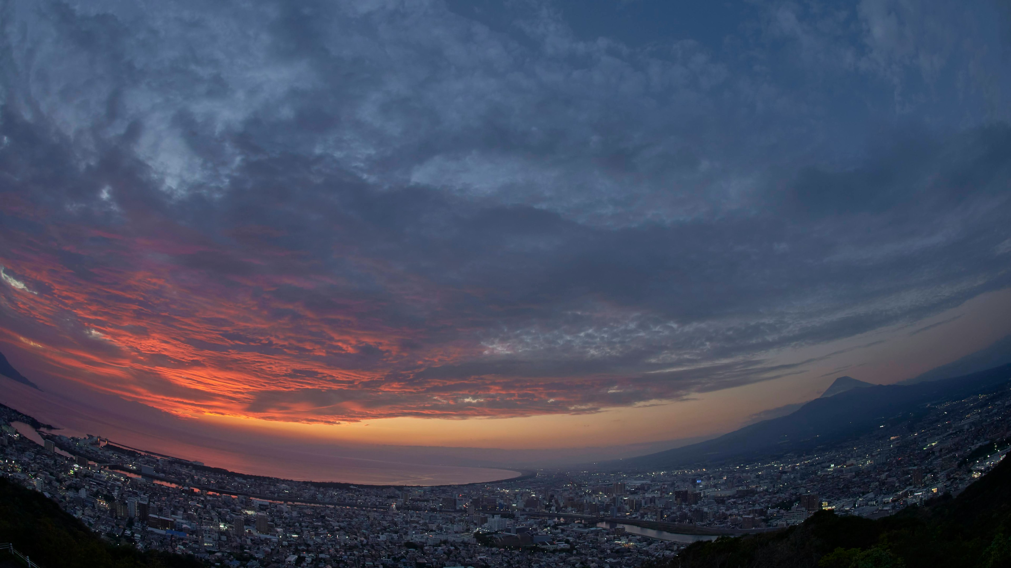 夕阳下的城市景观全景，色彩鲜艳