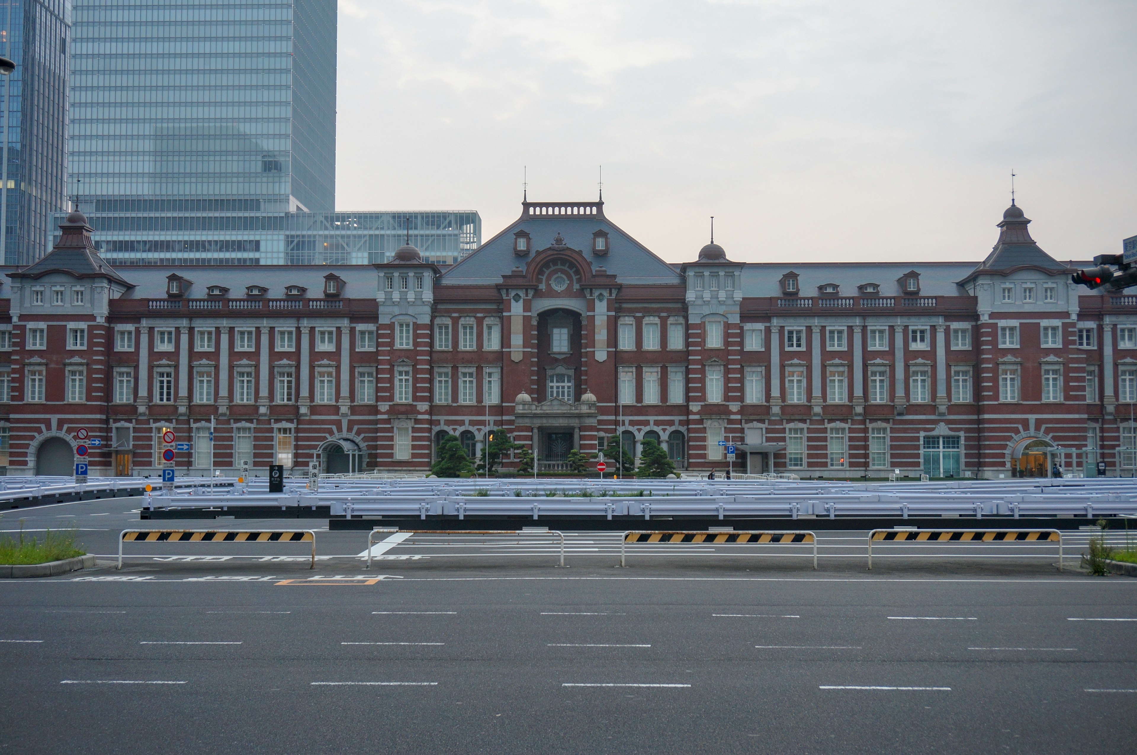 Fasad Stasiun Tokyo yang menunjukkan arsitektur bersejarah dan gedung pencakar langit modern