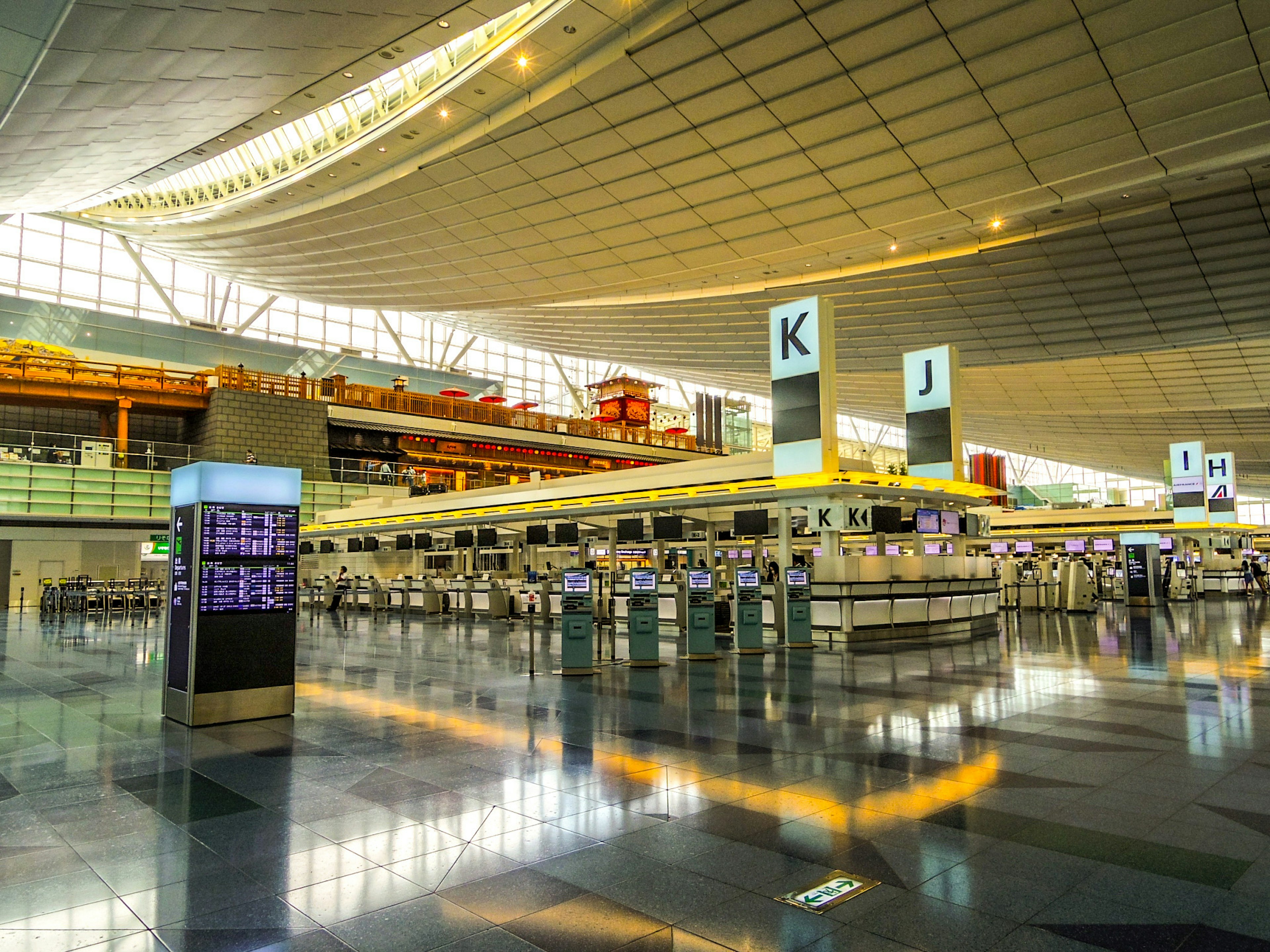 현대 공항 체크인 지역 넓은 디자인 밝은 조명과 큰 창문