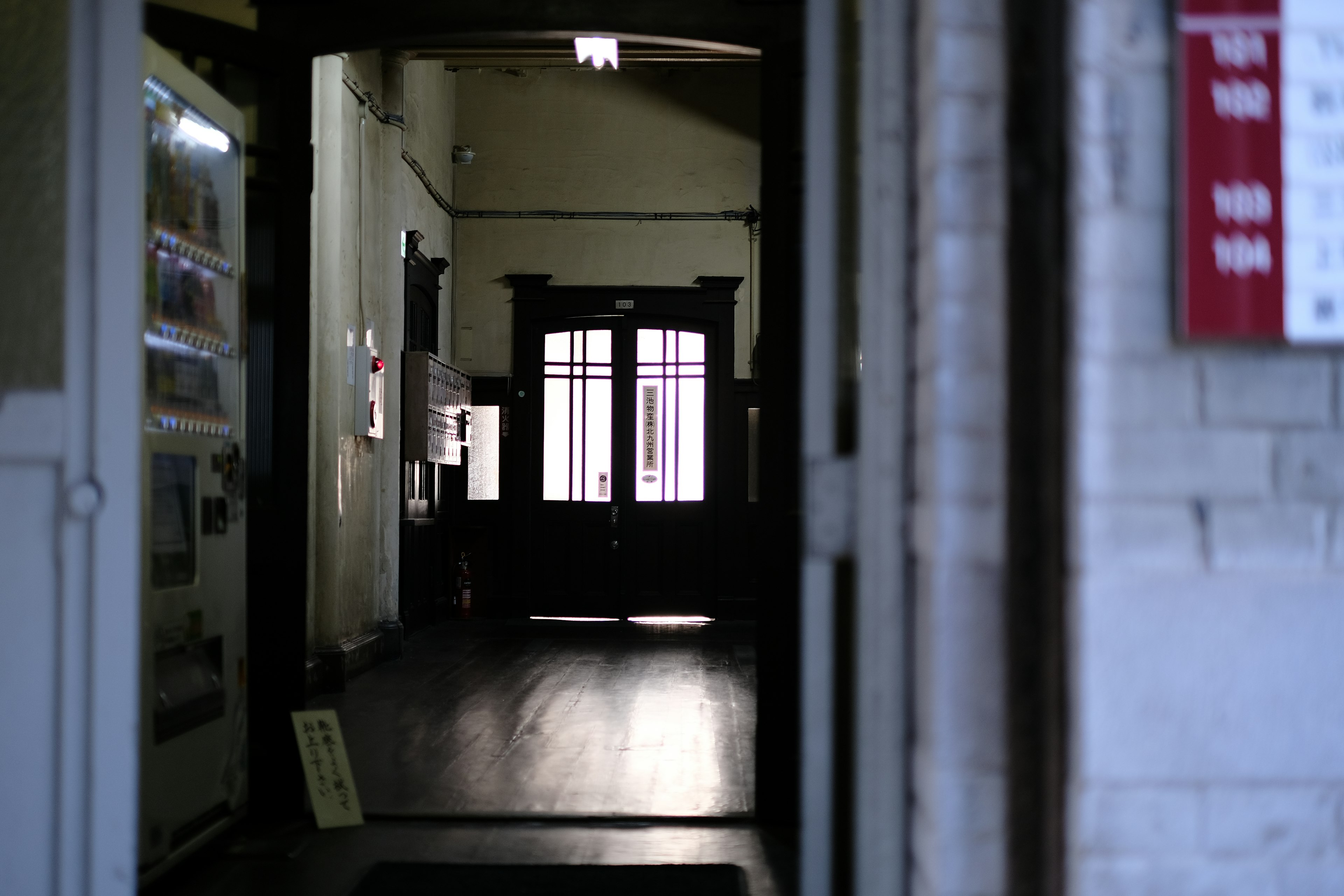 Silhouette di una porta luminosa alla fine di un corridoio scuro