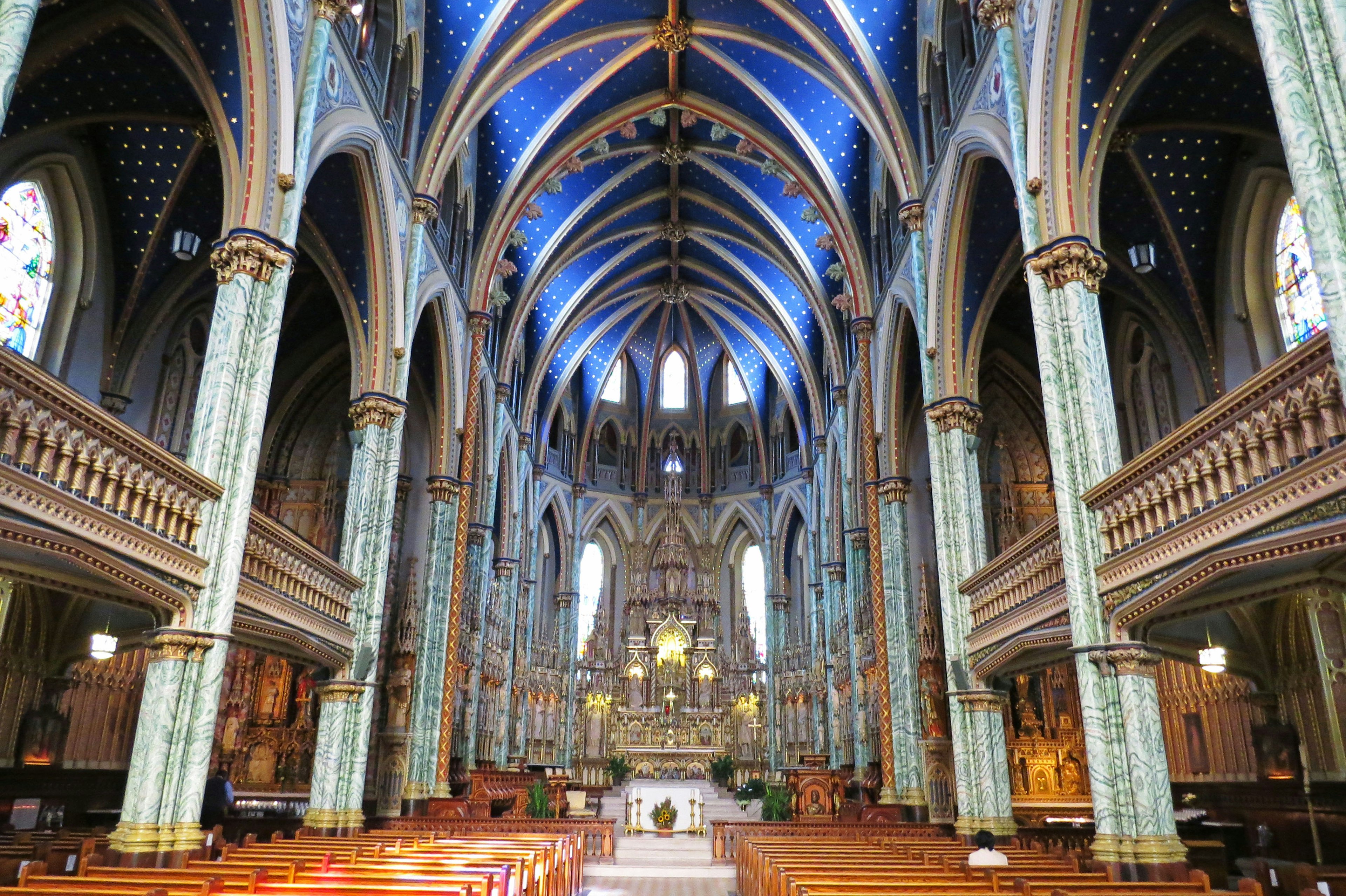 Interior katedral dengan langit-langit berkubah yang indah langit-langit biru dan kolom hijau