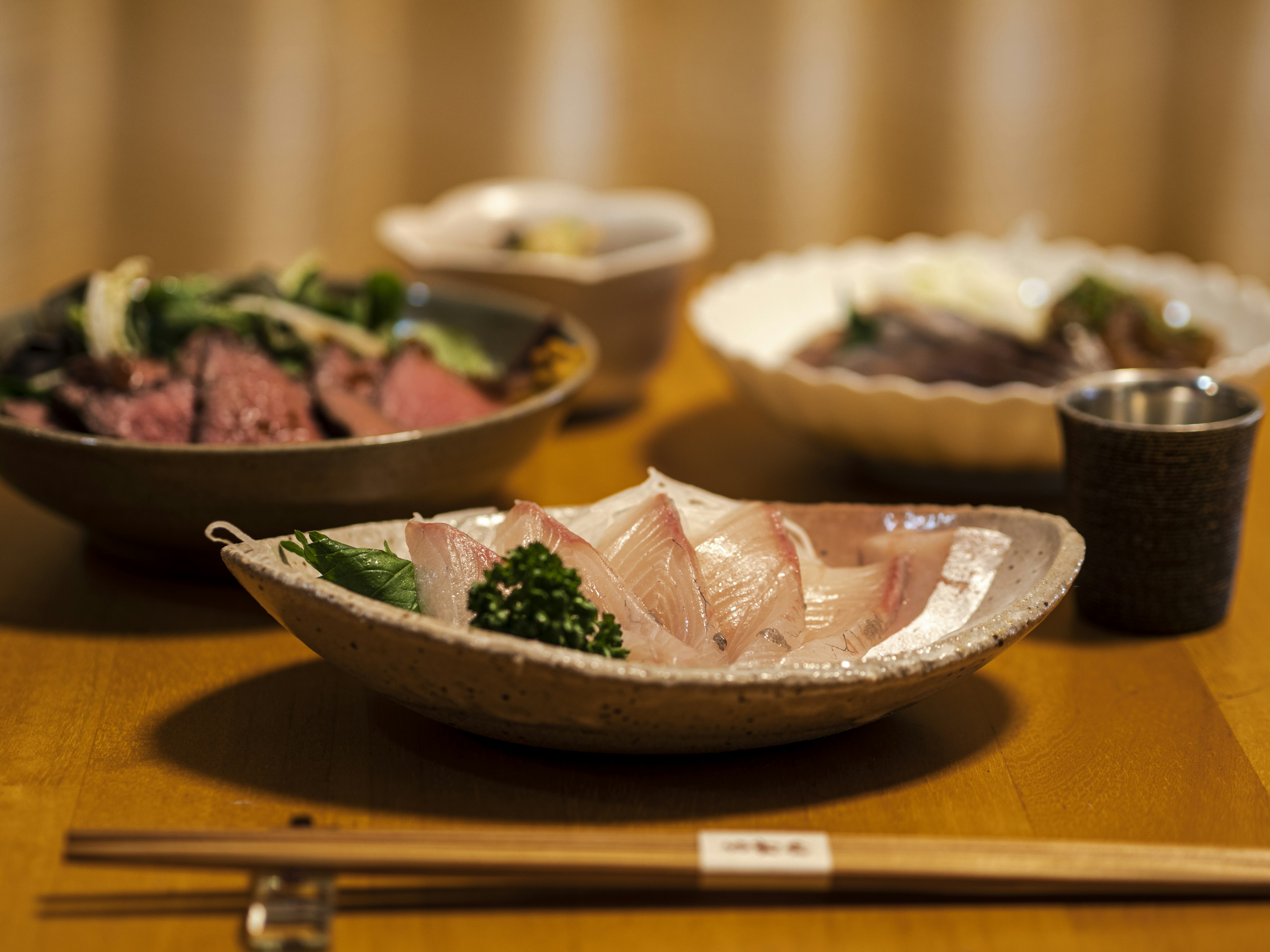 Hermosa presentación de comida japonesa con sashimi fresco y platos de carne a la parrilla