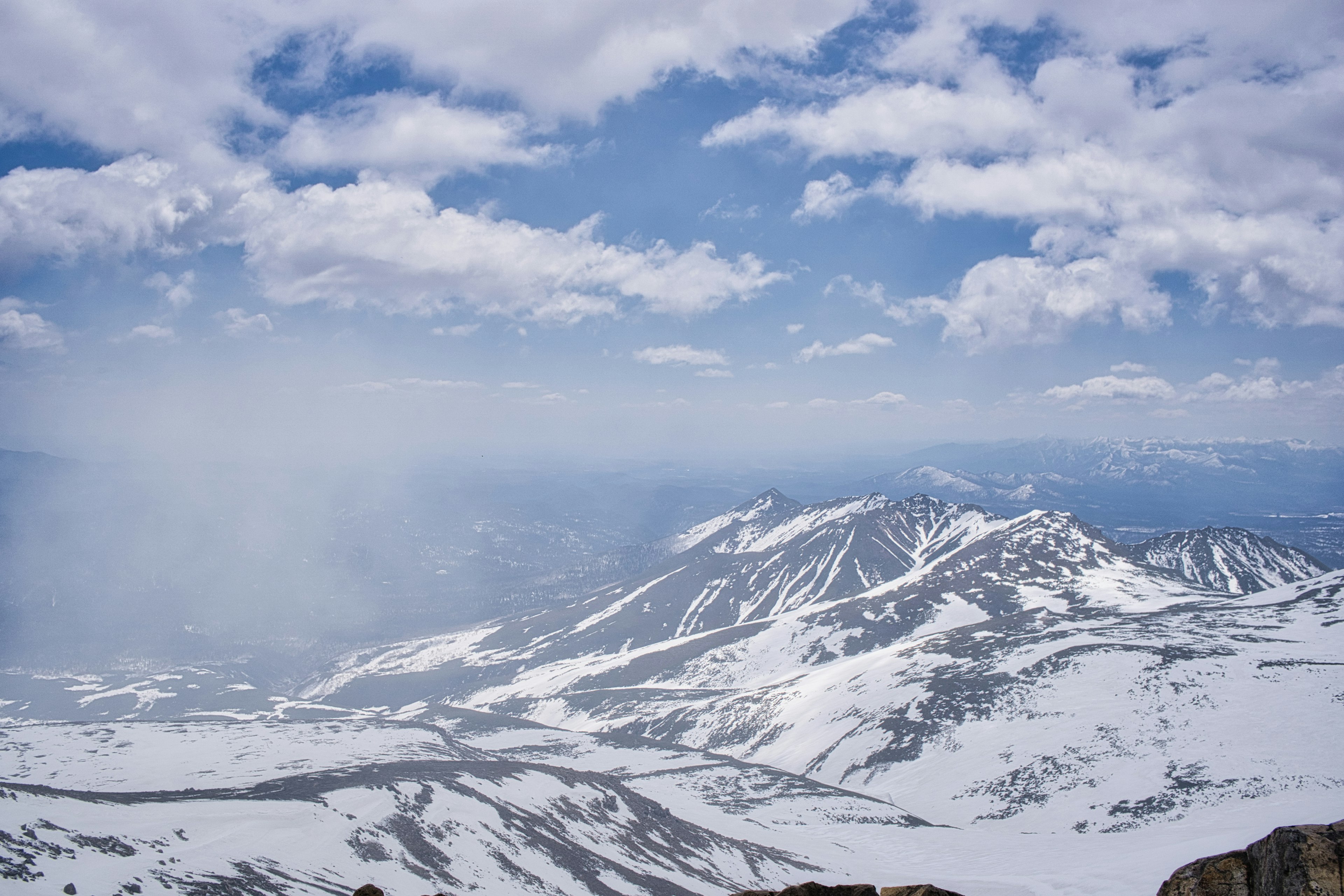 Montagnes enneigées sous un ciel bleu