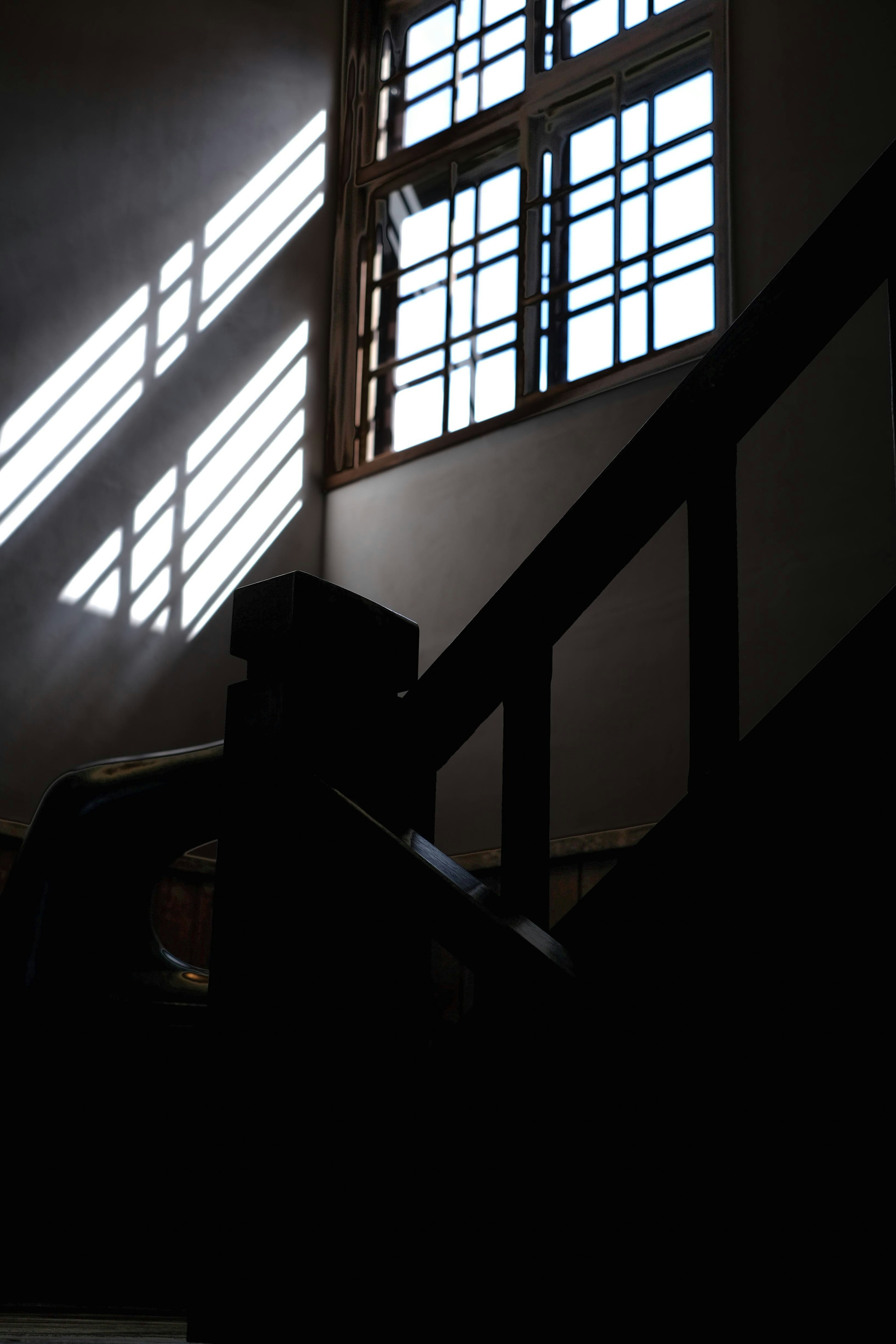 Silhouette einer Treppe mit schönem Lichtkontrast durch das Fenster