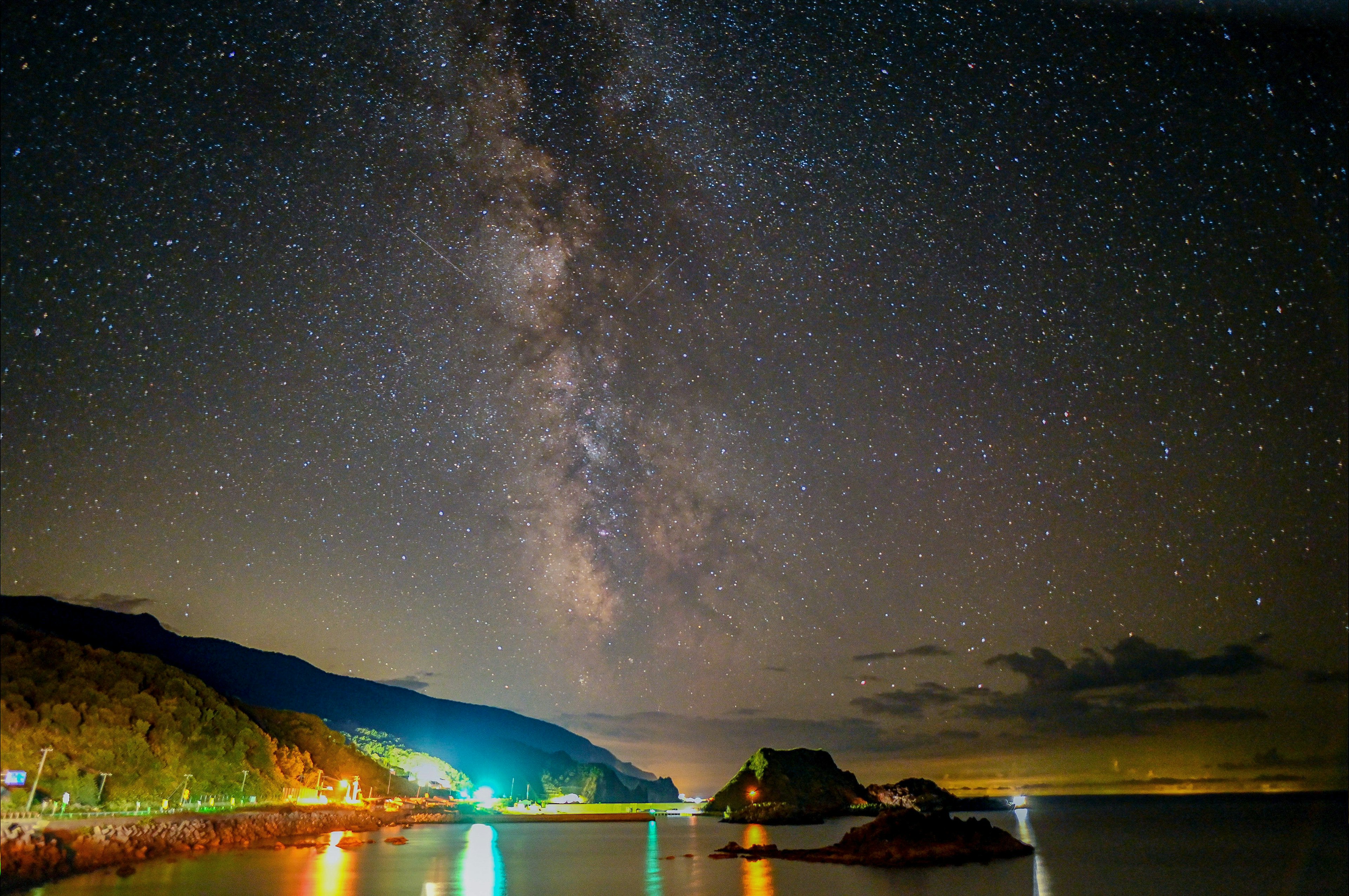 海岸风景与星空 明亮的星星和银河可见