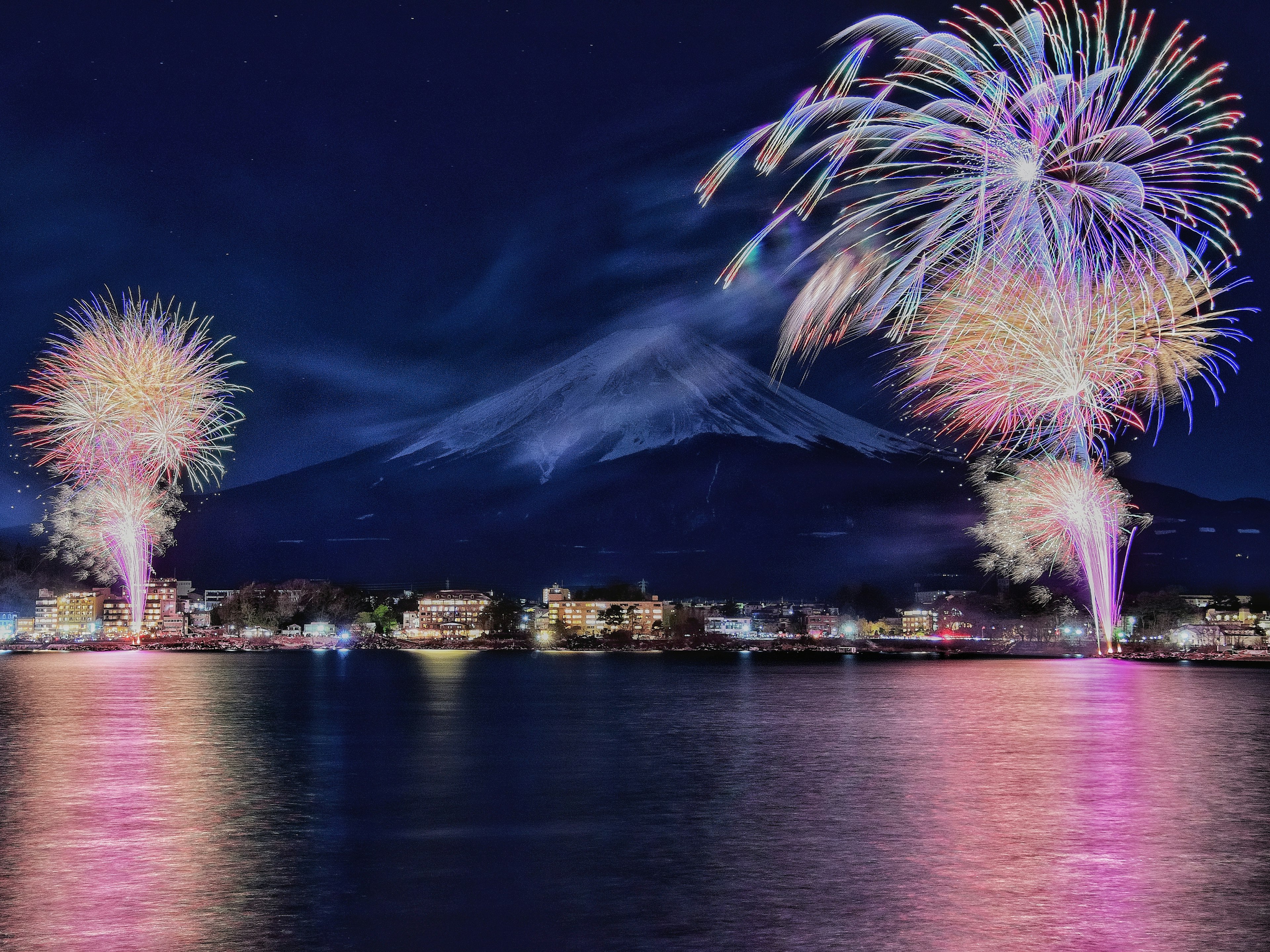 Bella vista notturna con fuochi d'artificio sul monte Fuji