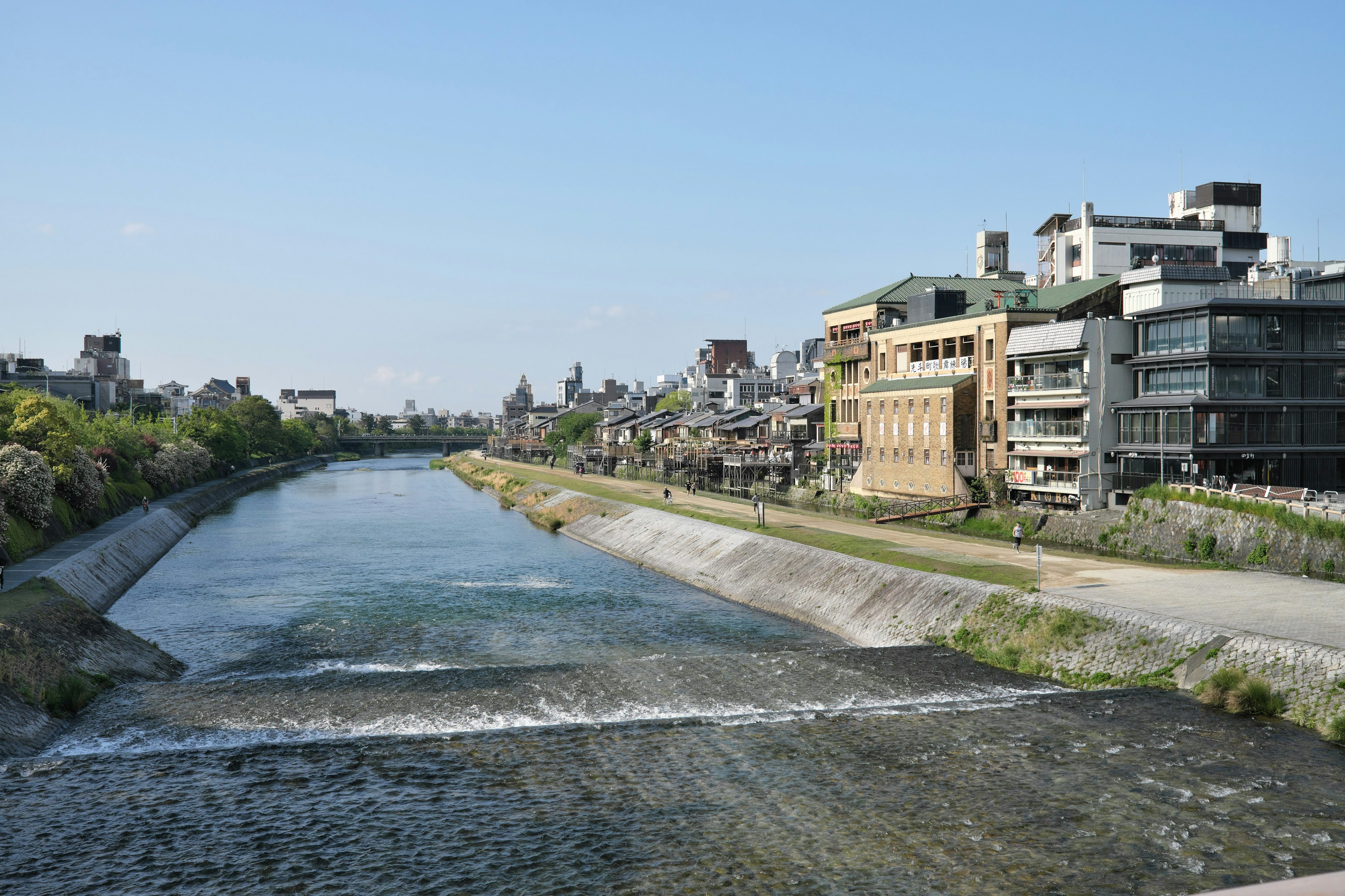 Landschaftsansicht eines Flusses und von Gebäuden in Kyoto