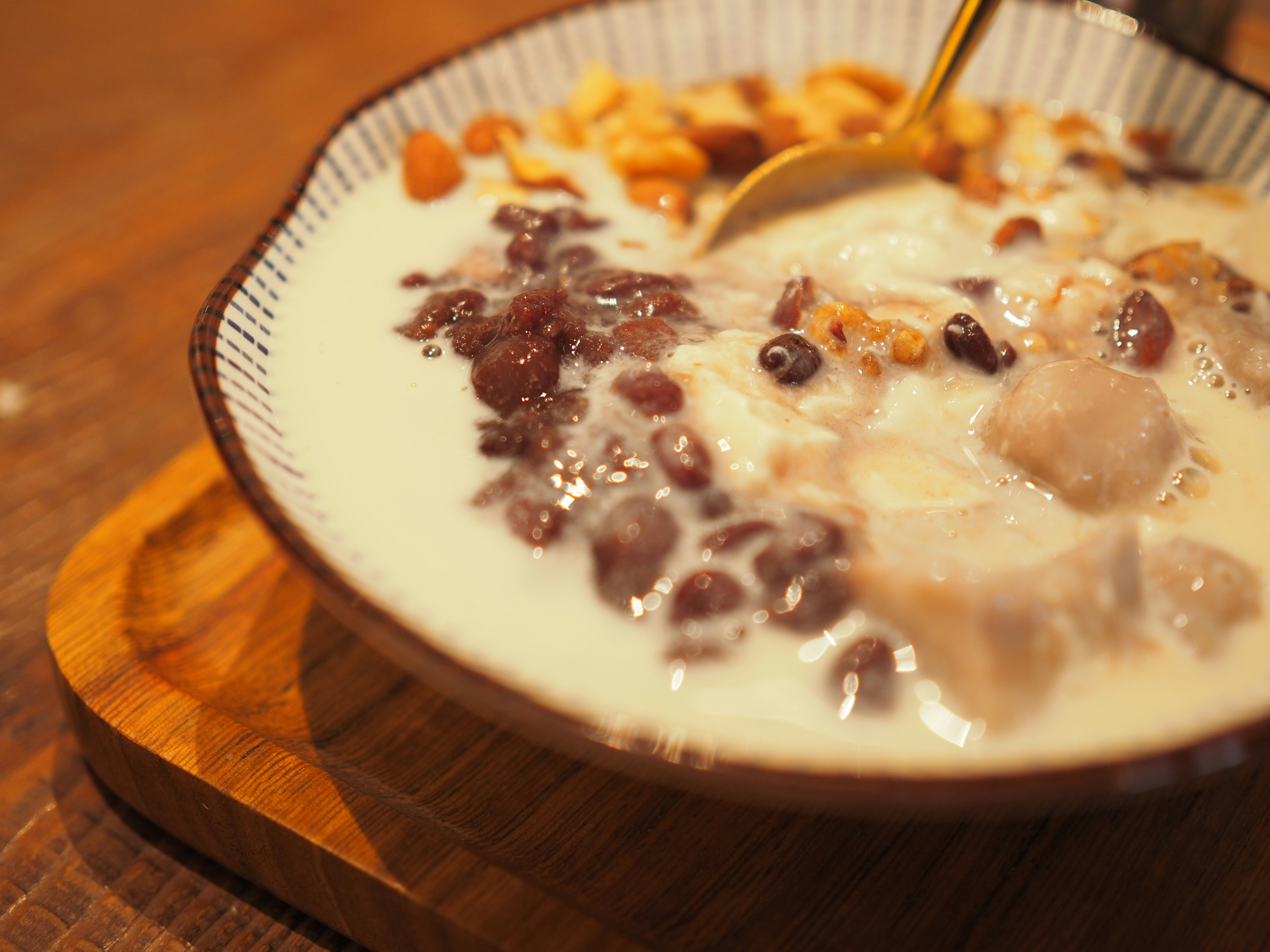 Bol de dessert avec des haricots et du lait de coco