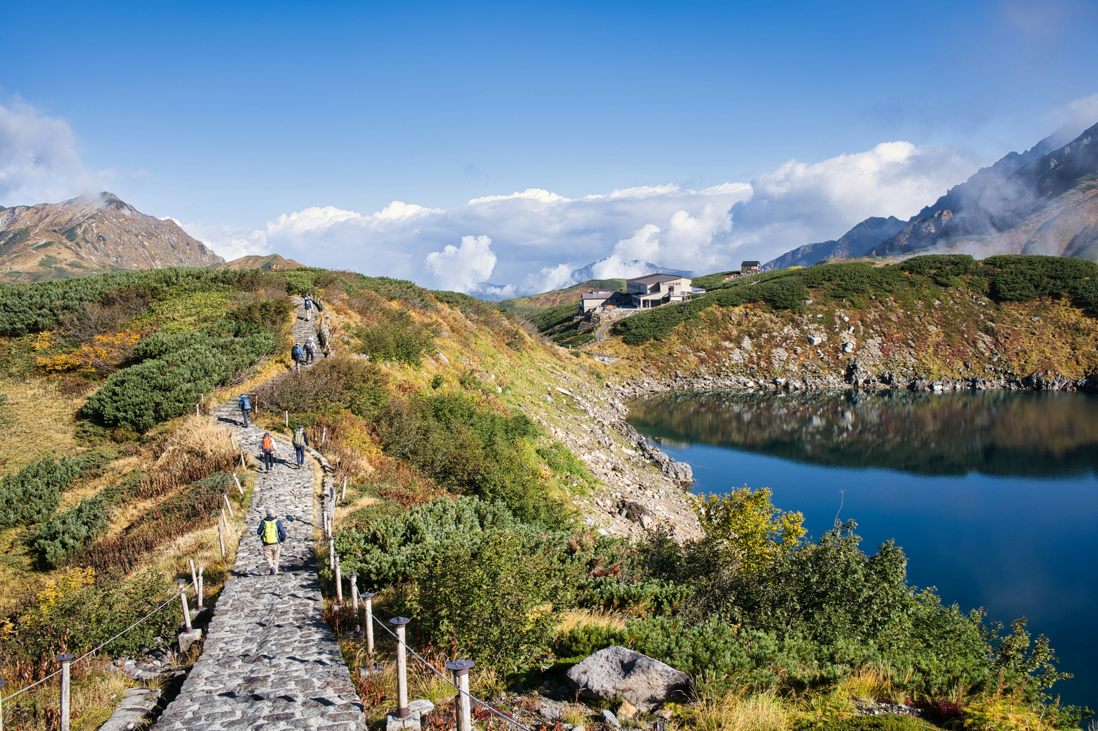 美しい湖と山々に囲まれたハイキングコースの風景