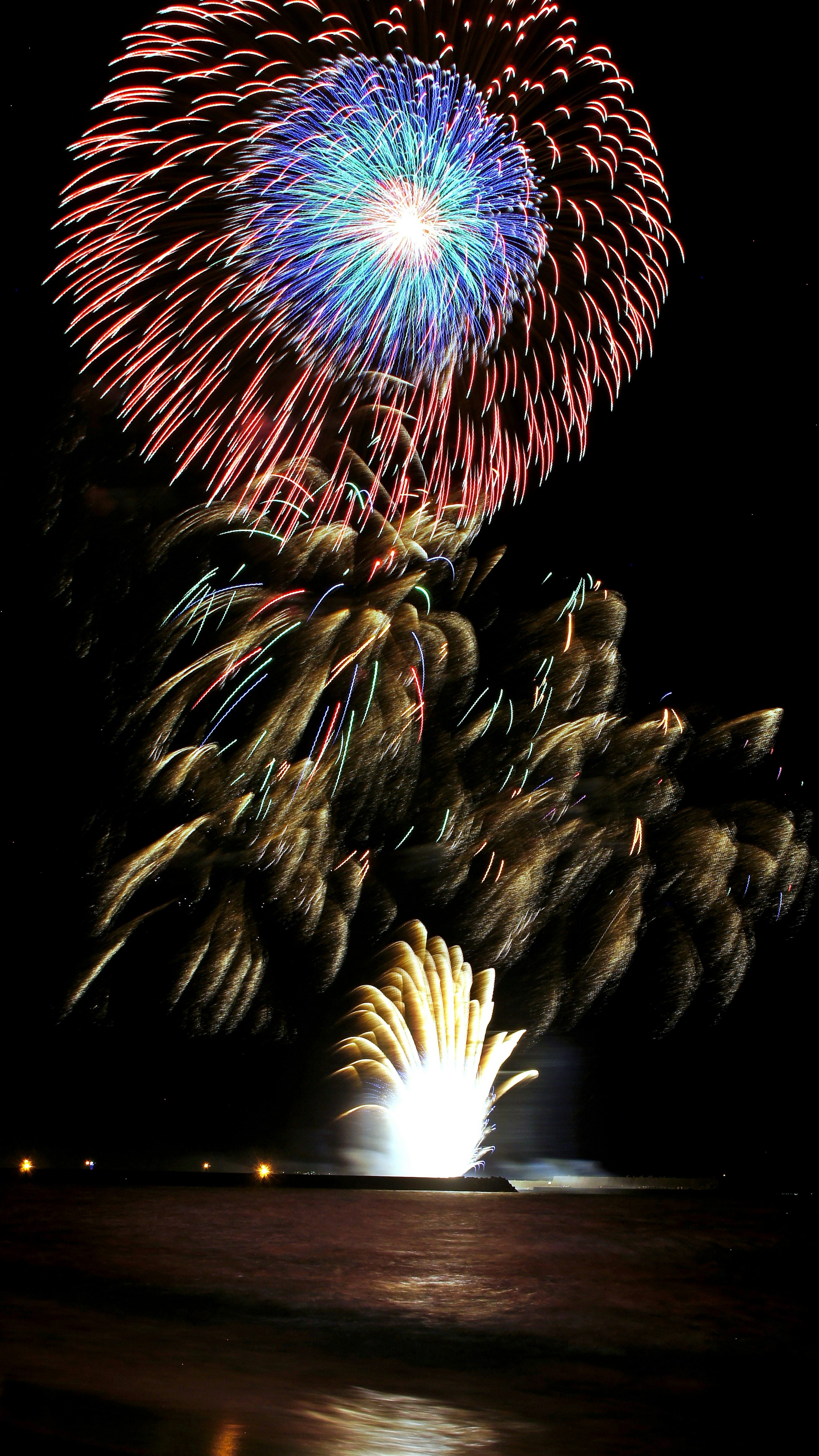 Fuochi d'artificio colorati che esplodono nel cielo notturno