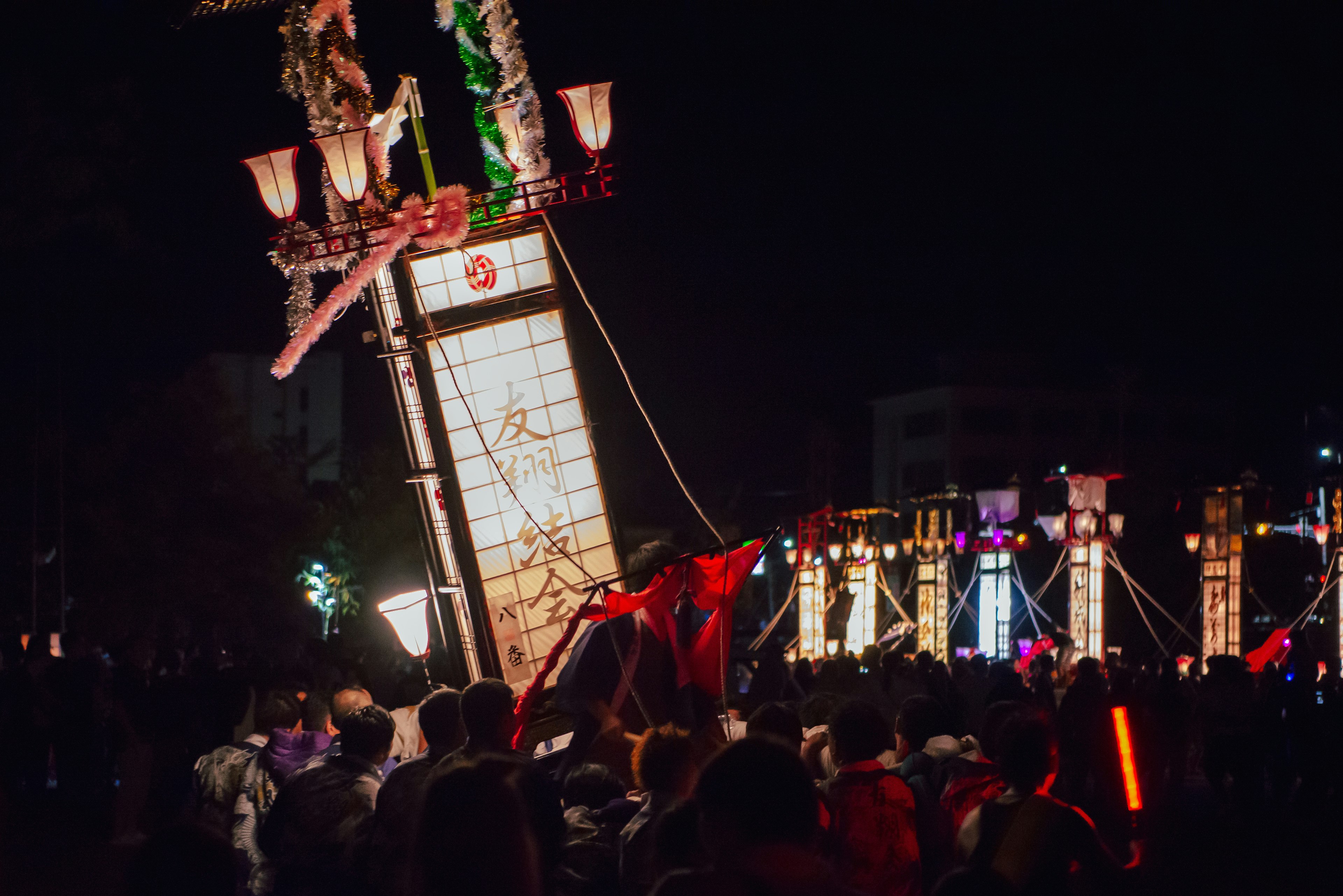 Grand char lors d'un festival nocturne avec une foule