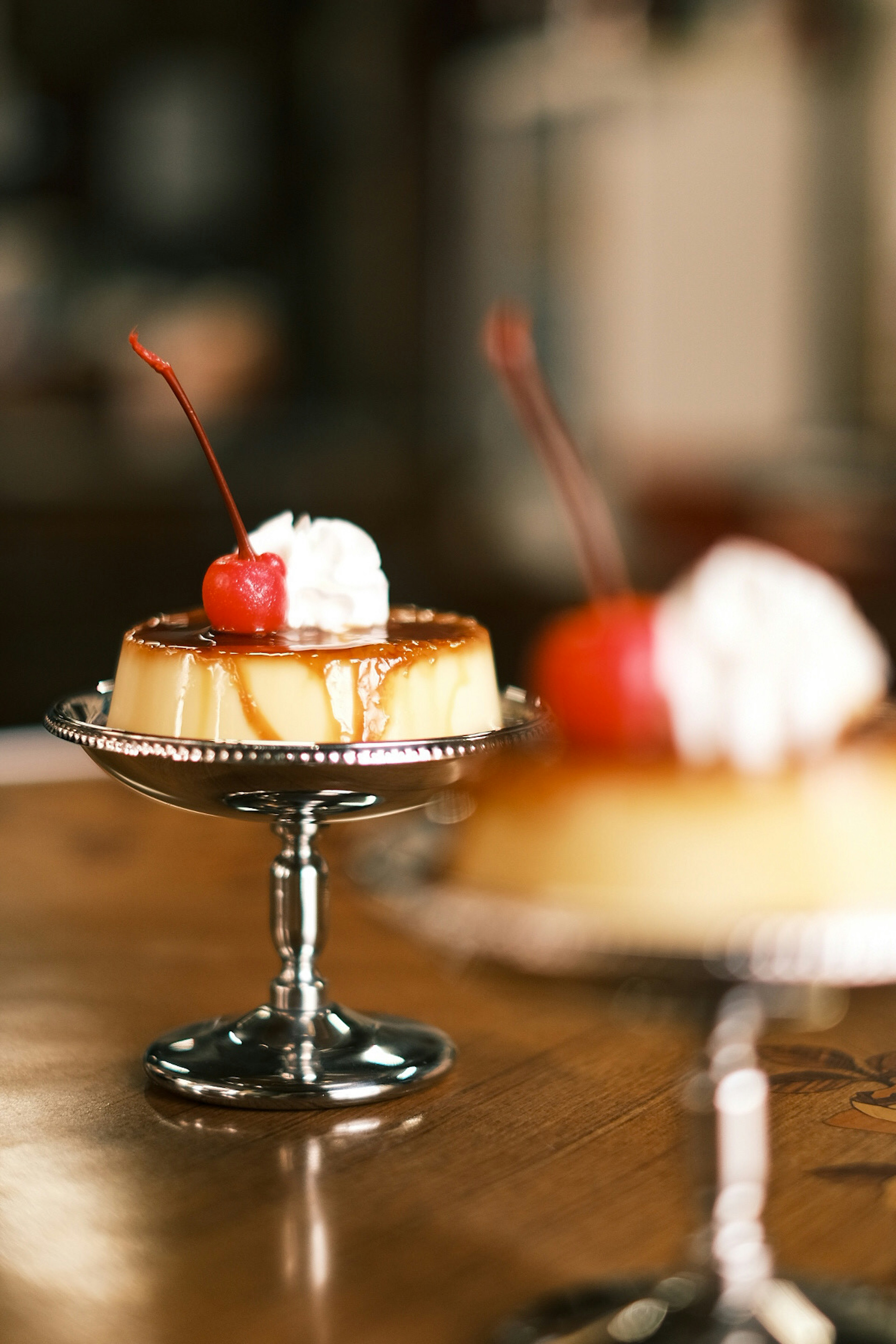 Delicioso postre de pudin decorado con crema y cerezas