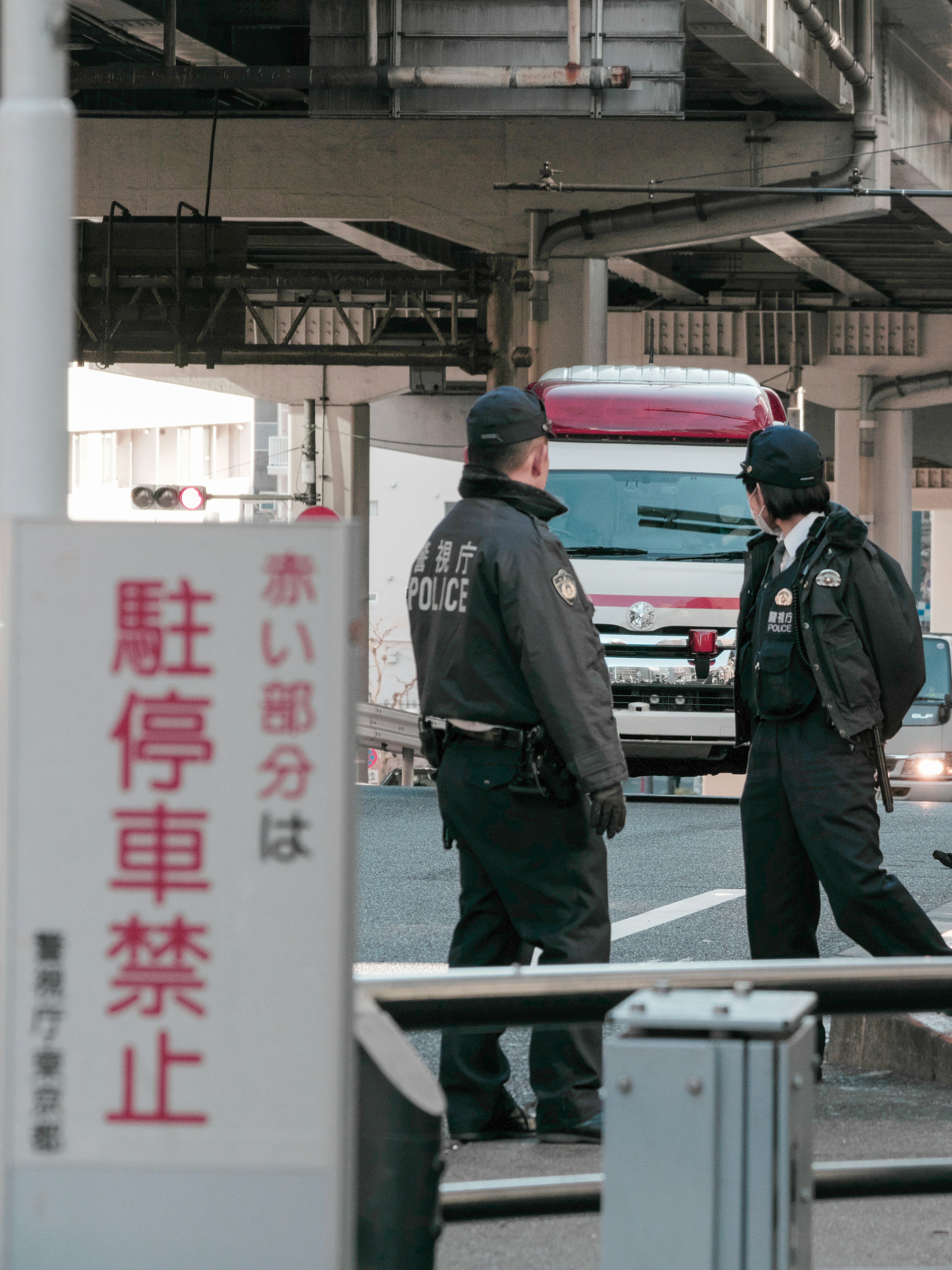 警察官が交通を監視している都市の風景