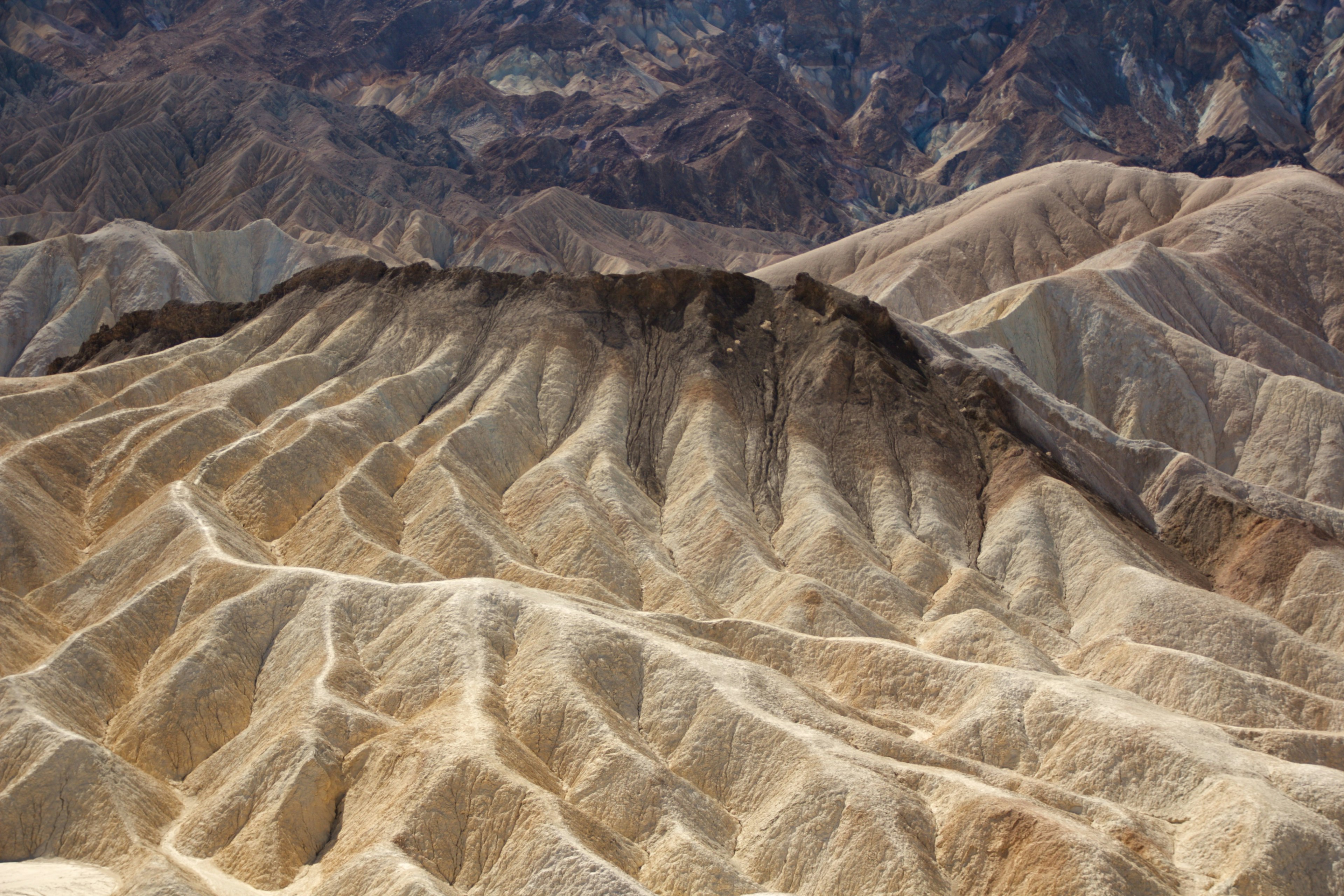 Terrain désertique avec des crêtes de montagne ondulées