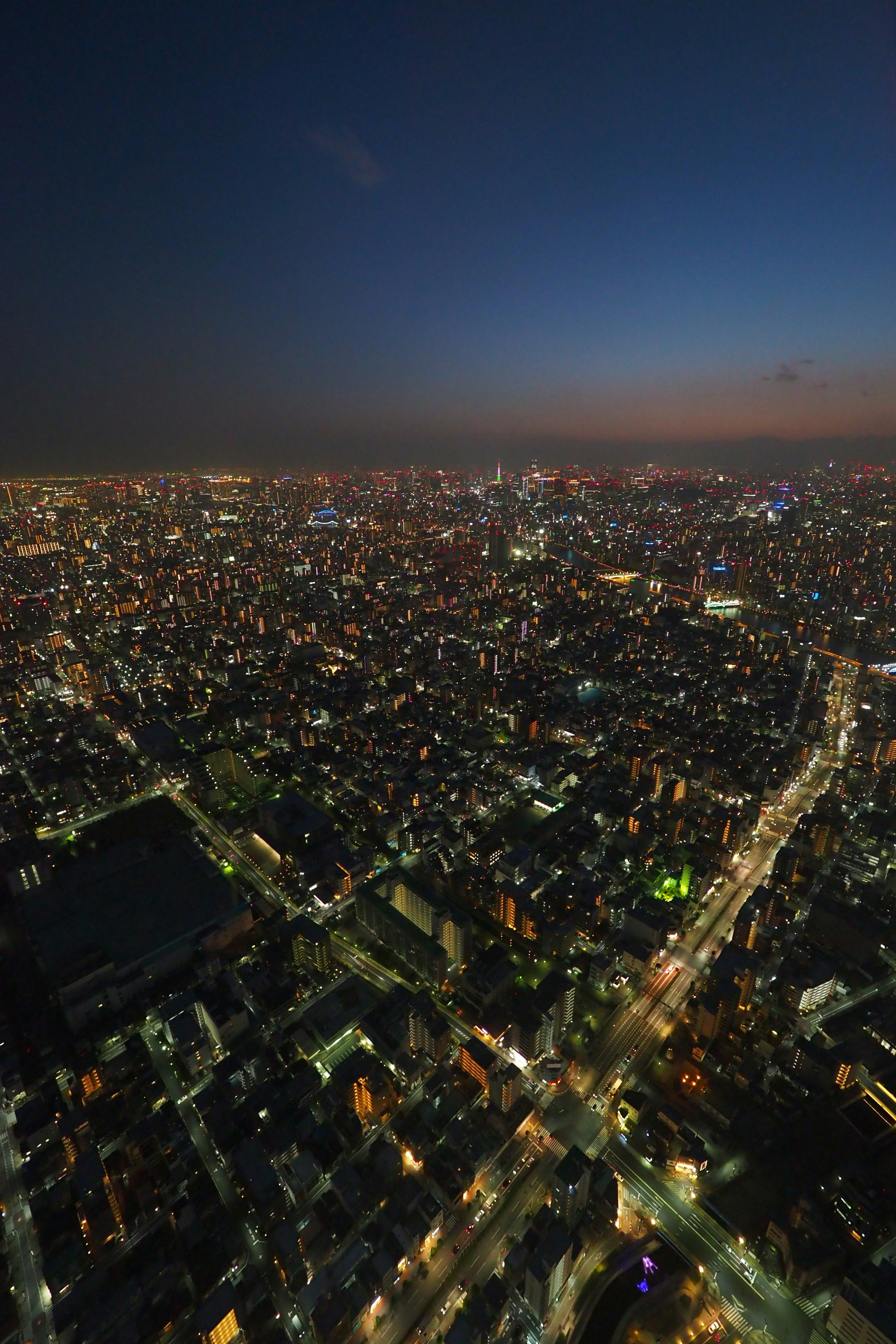 Vue aérienne d'un paysage urbain vibrant illuminé la nuit