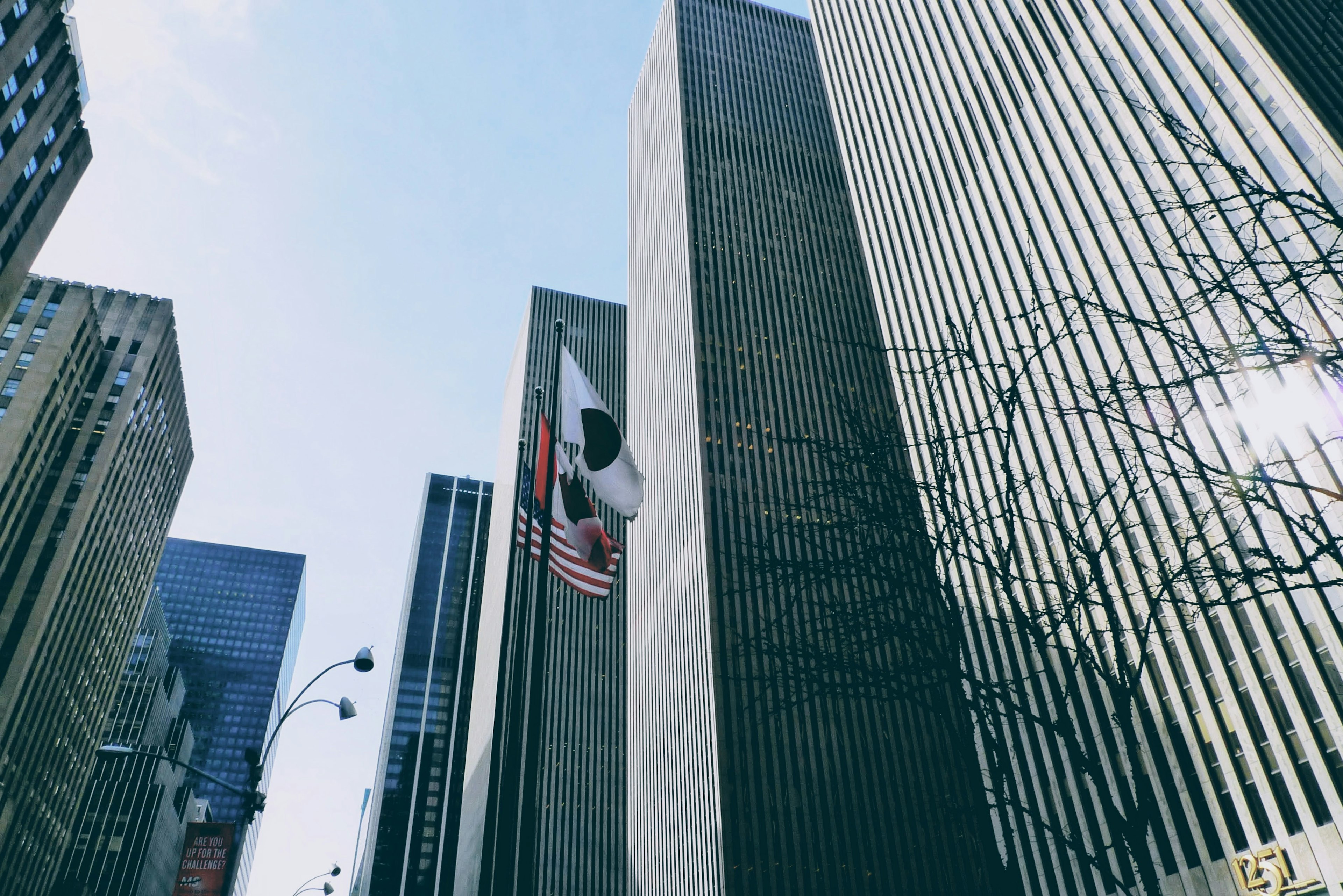 Pemandangan kota dengan gedung pencakar langit dan bendera Korea Selatan dan Amerika