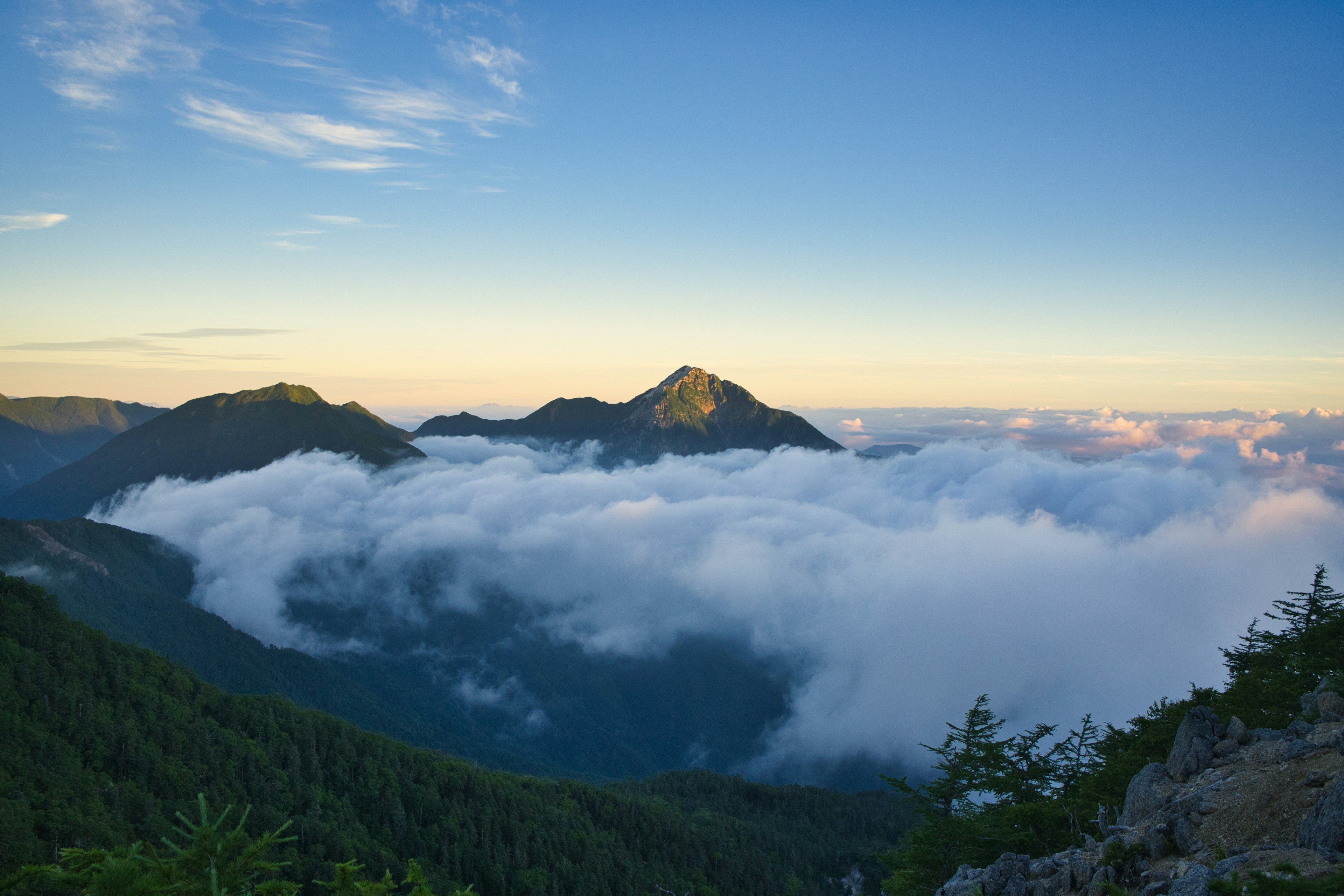 Wunderschöne Landschaft mit Bergen und Wolken umgeben von blauem Himmel und weißen Wolken