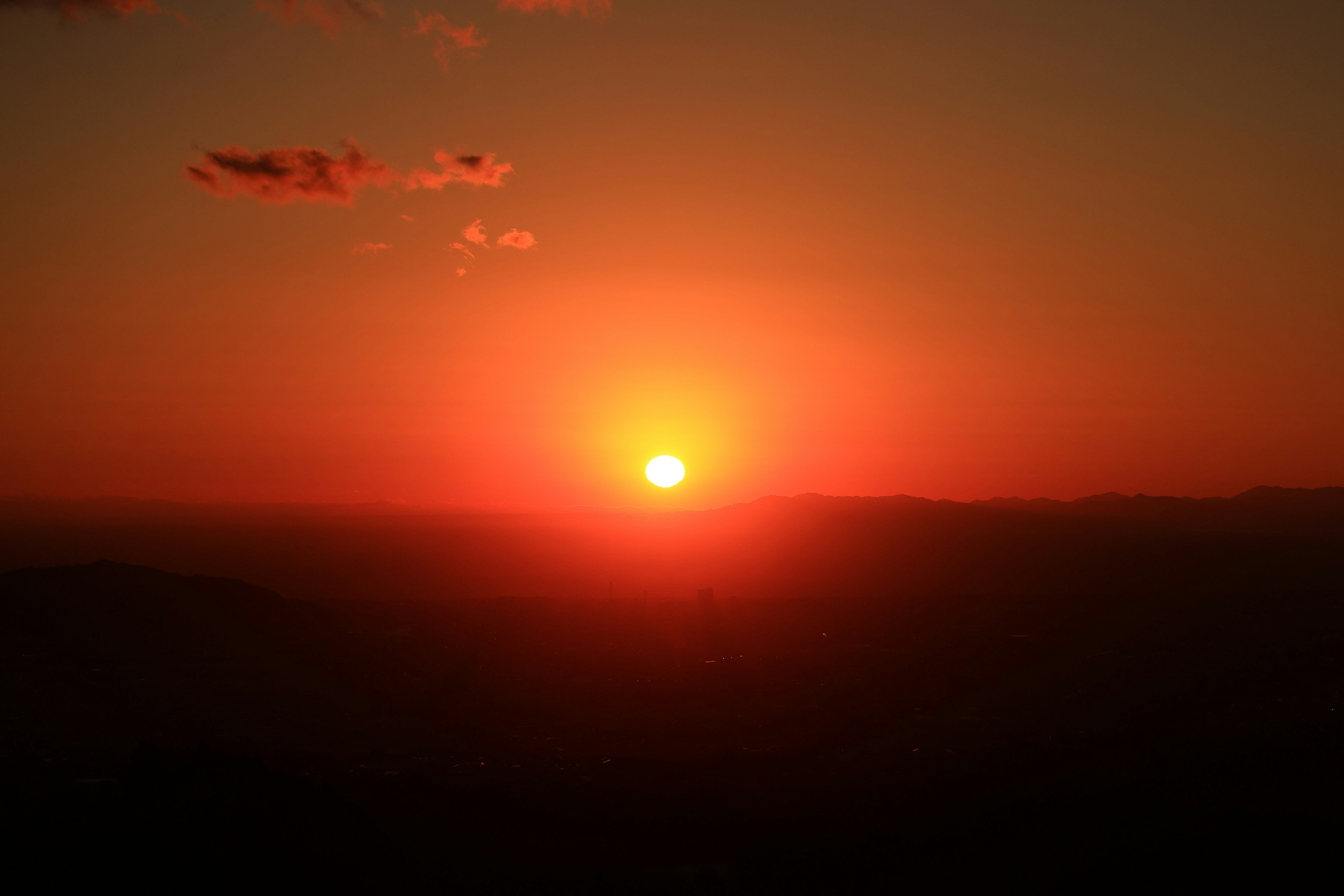 Bellissimo tramonto con gradiente arancione e rosso