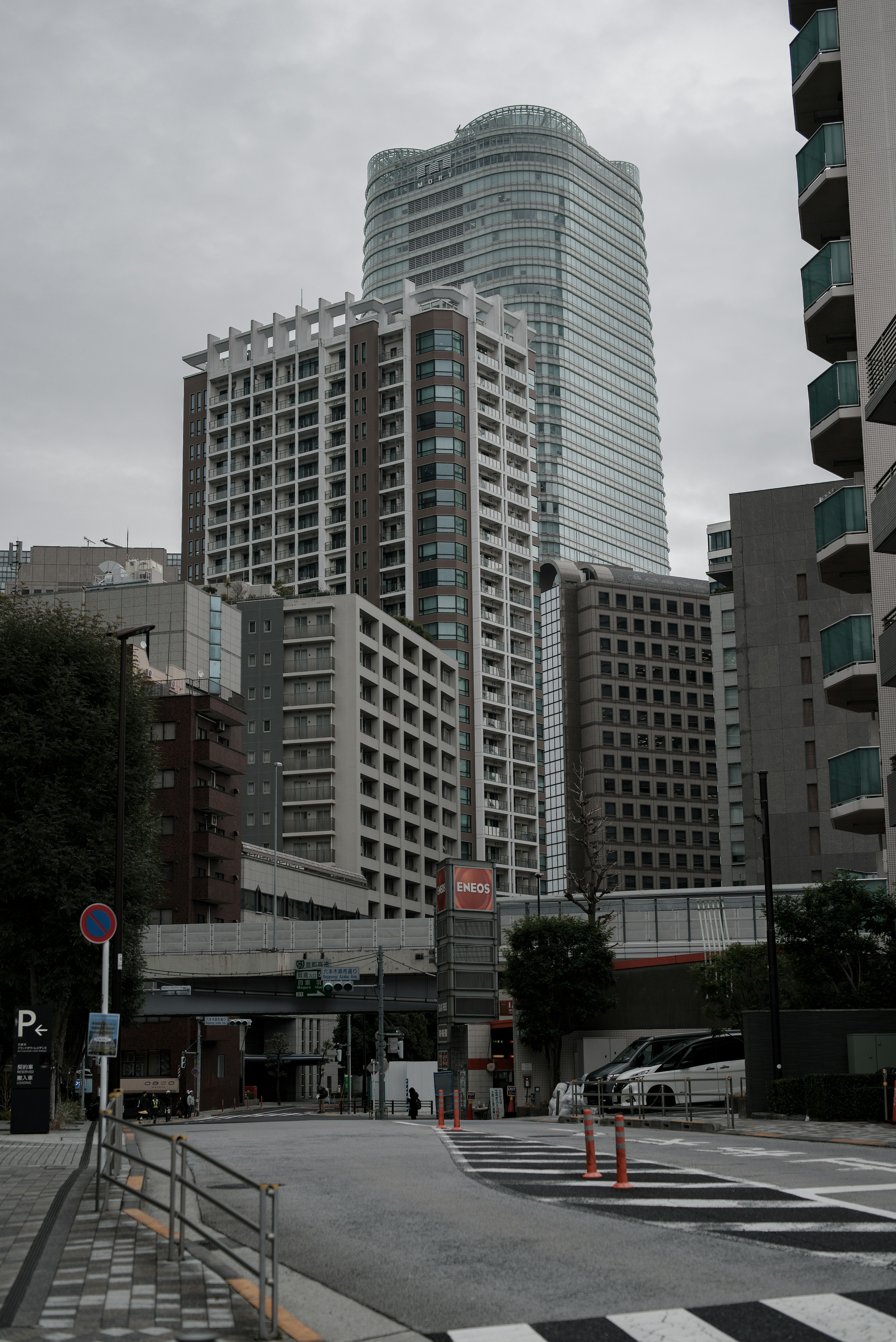 高層ビルが立ち並ぶ都市の風景