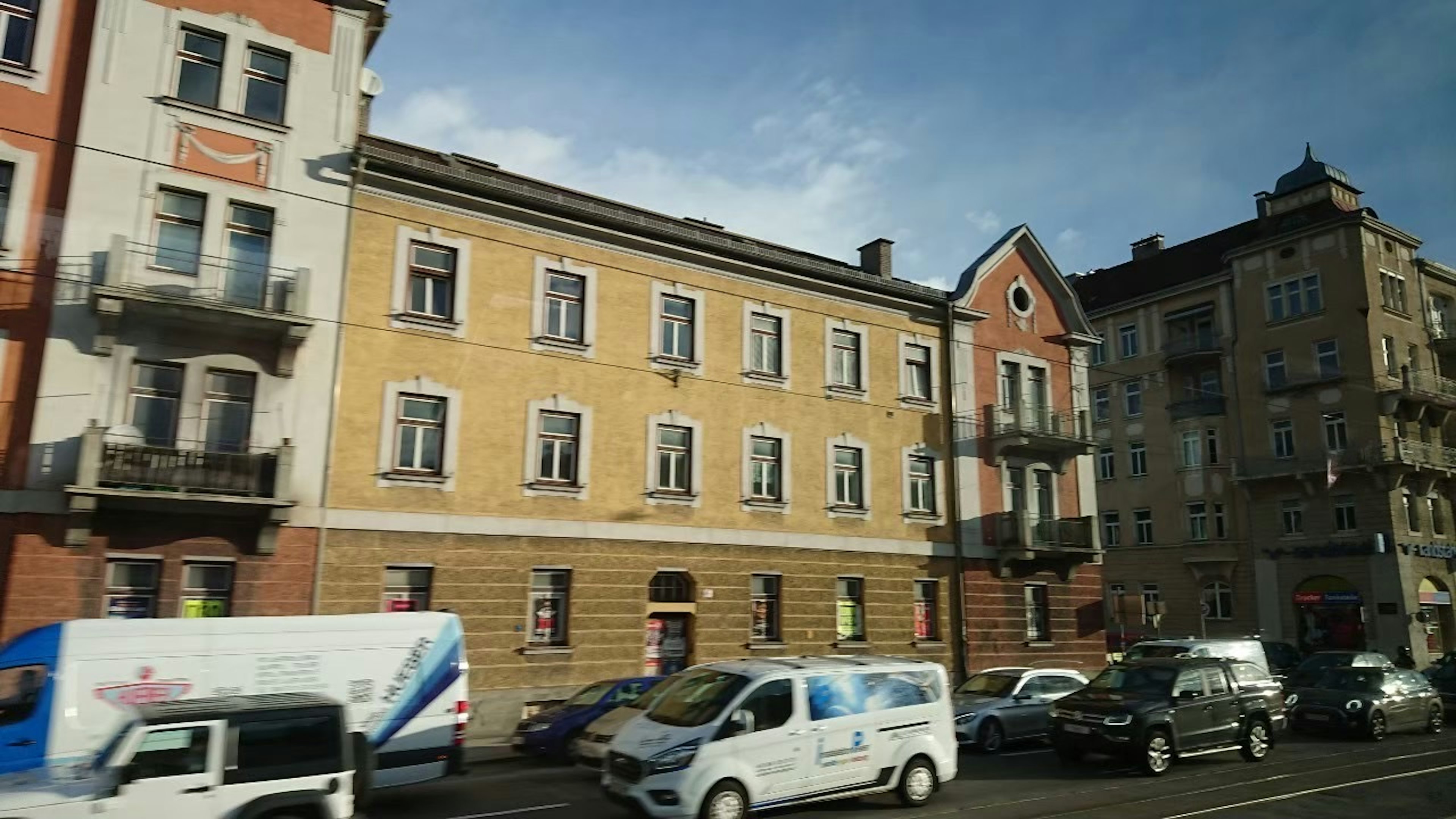 Vista de la calle con edificios antiguos y vehículos