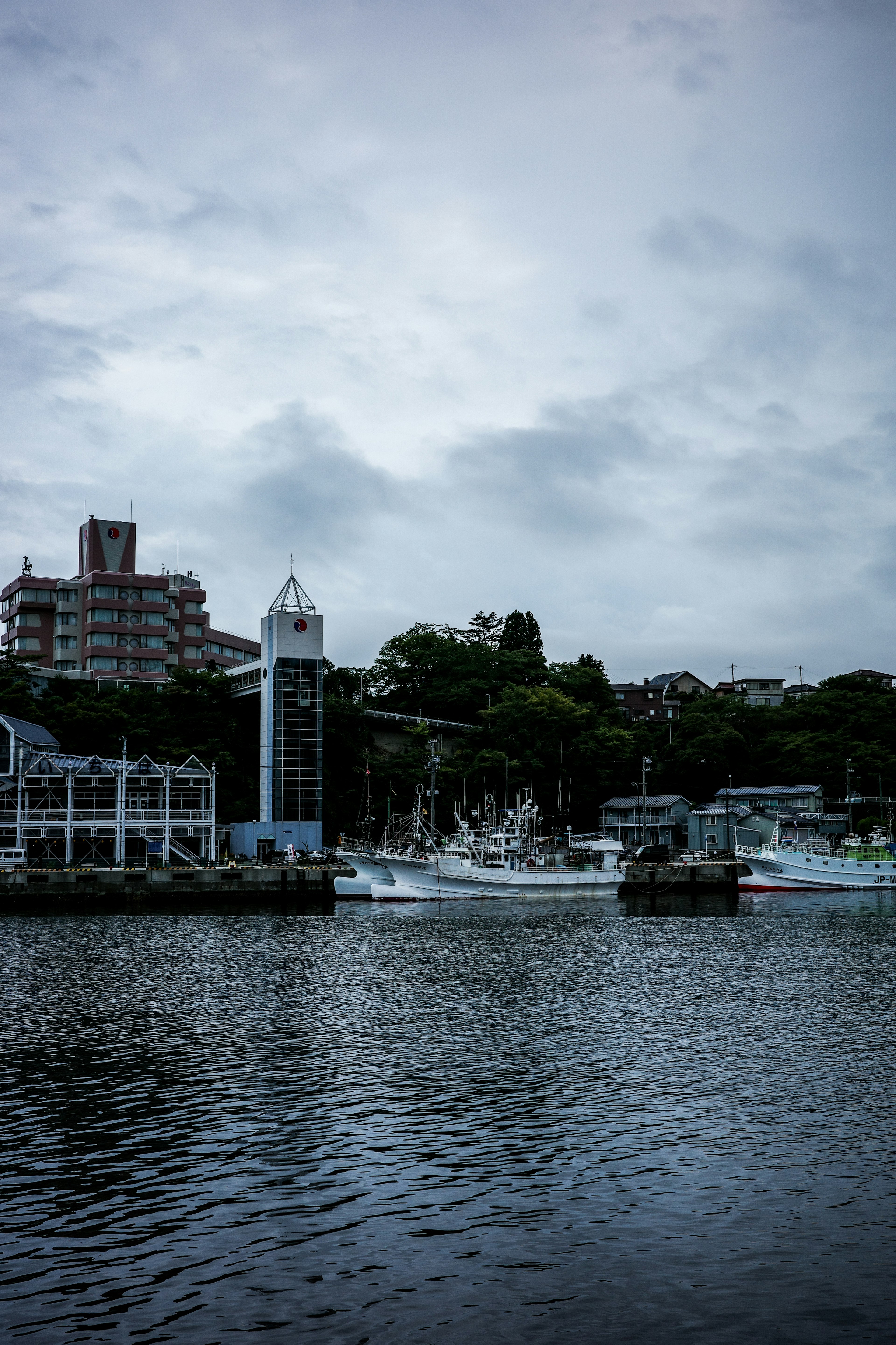 静かな港の風景 船と雲が浮かぶ空が特徴