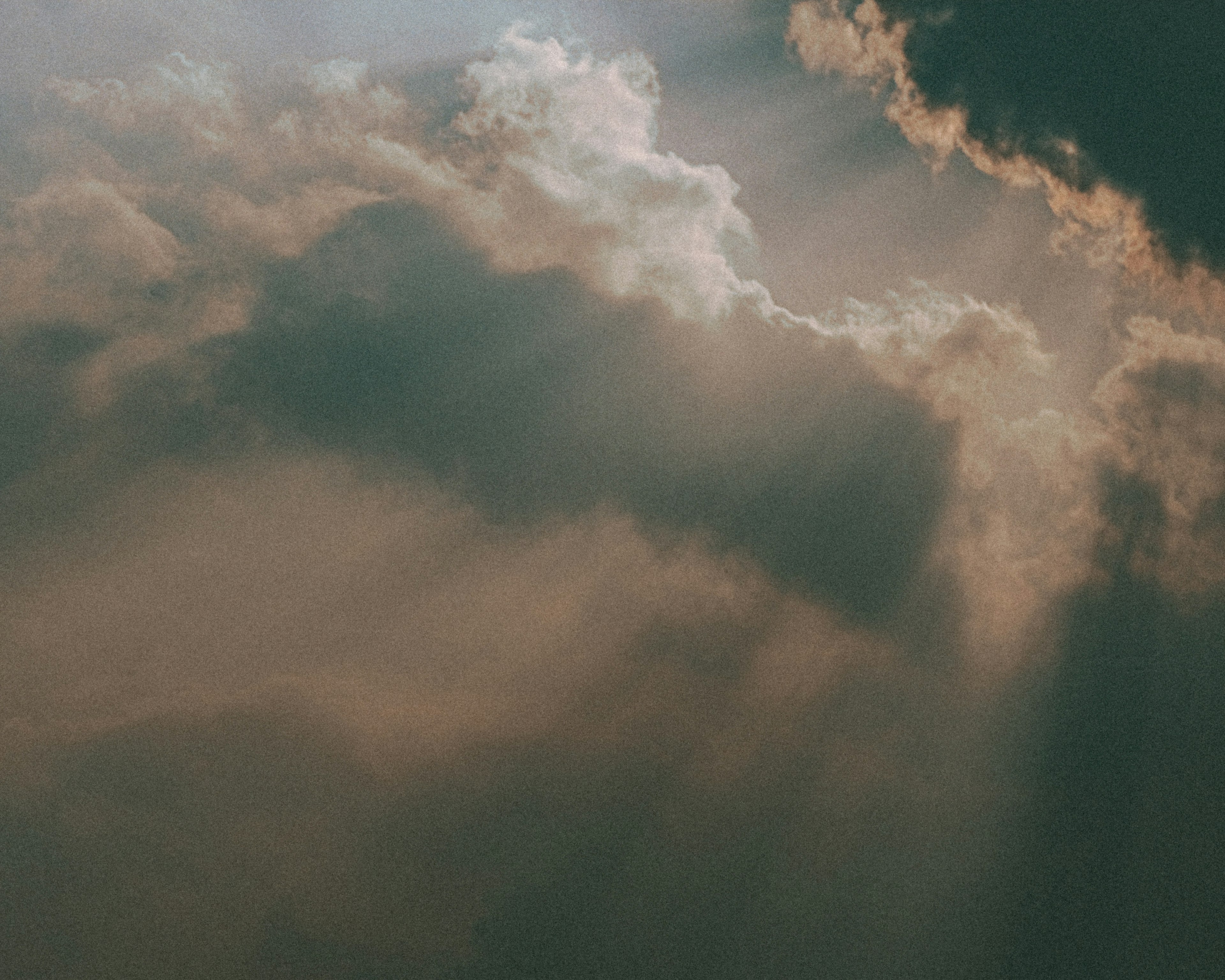 Lichtstrahlen brechen durch dunkle Wolken