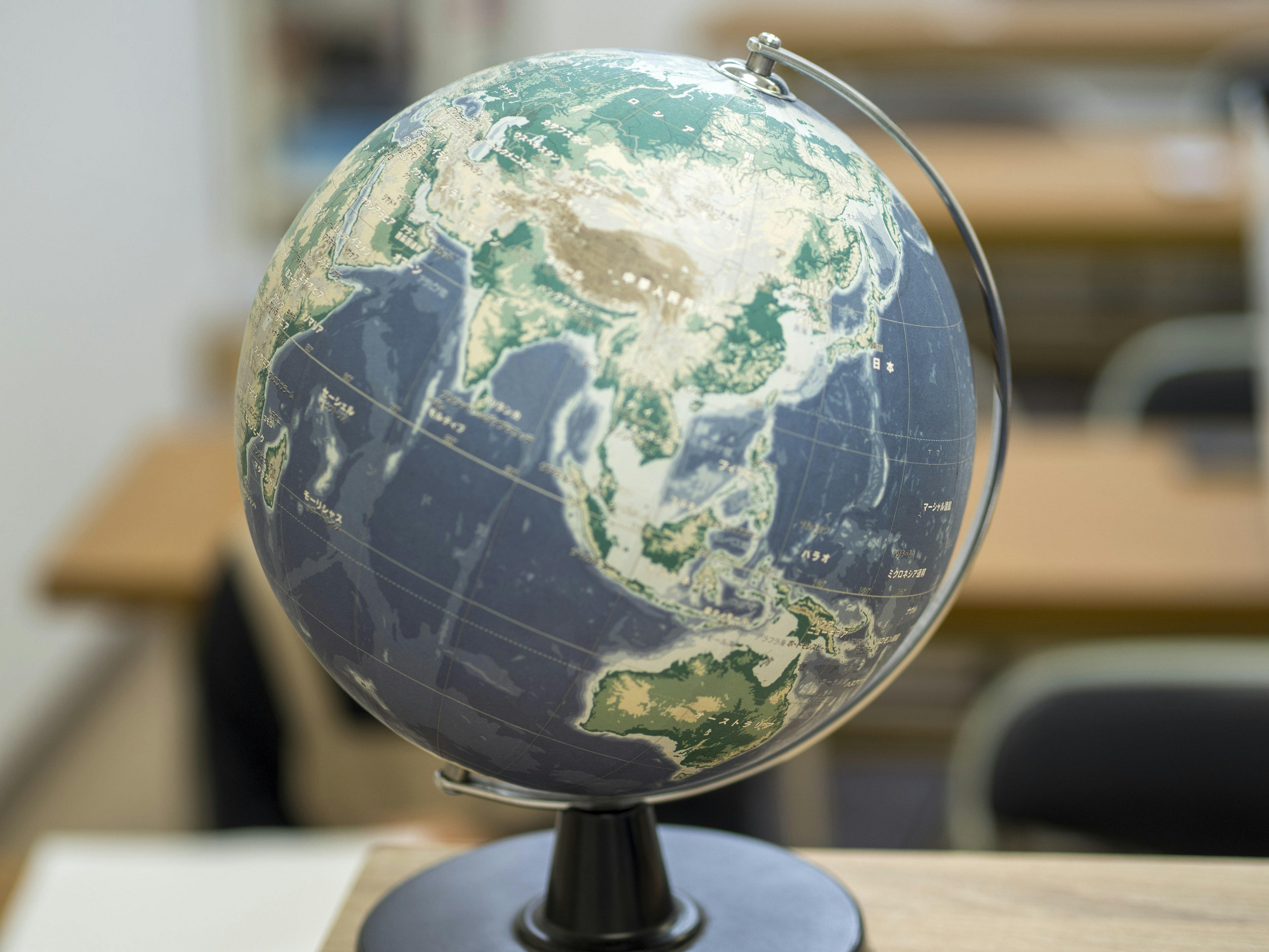 Image détaillée d'un globe placé dans une salle de classe