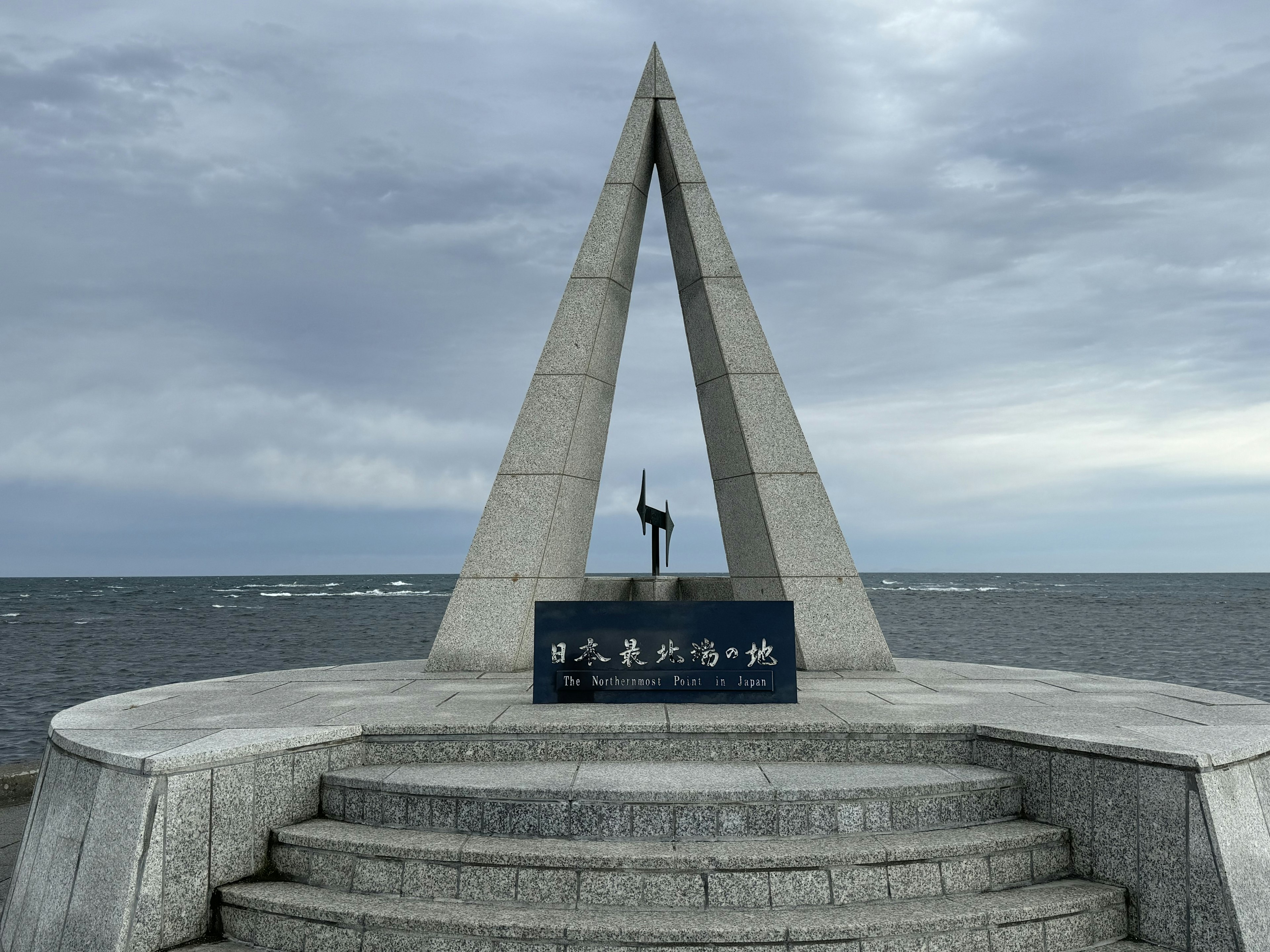 Monumento triangolare con vista sull'oceano