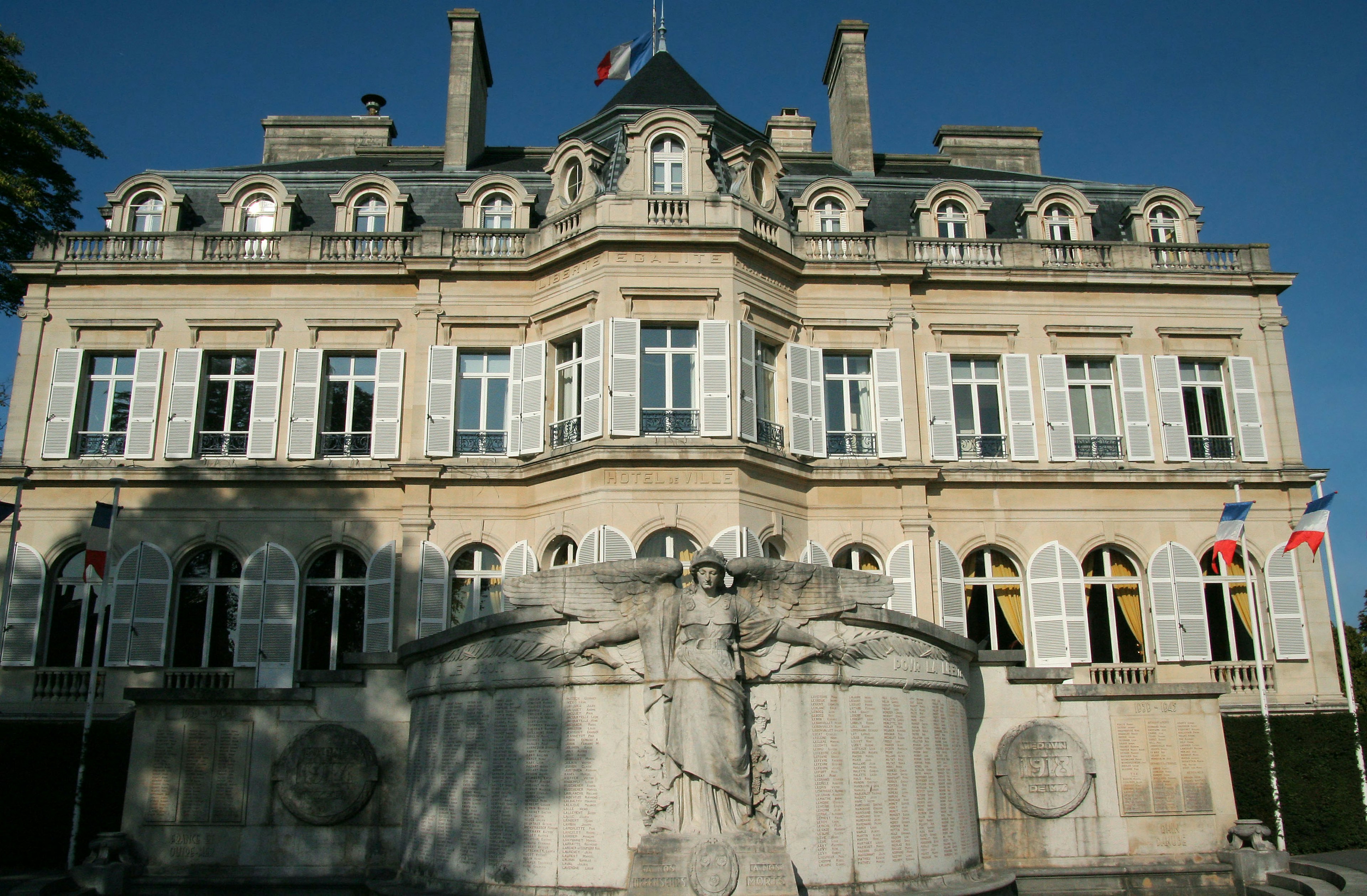 Bellissimo edificio francese con fontana davanti