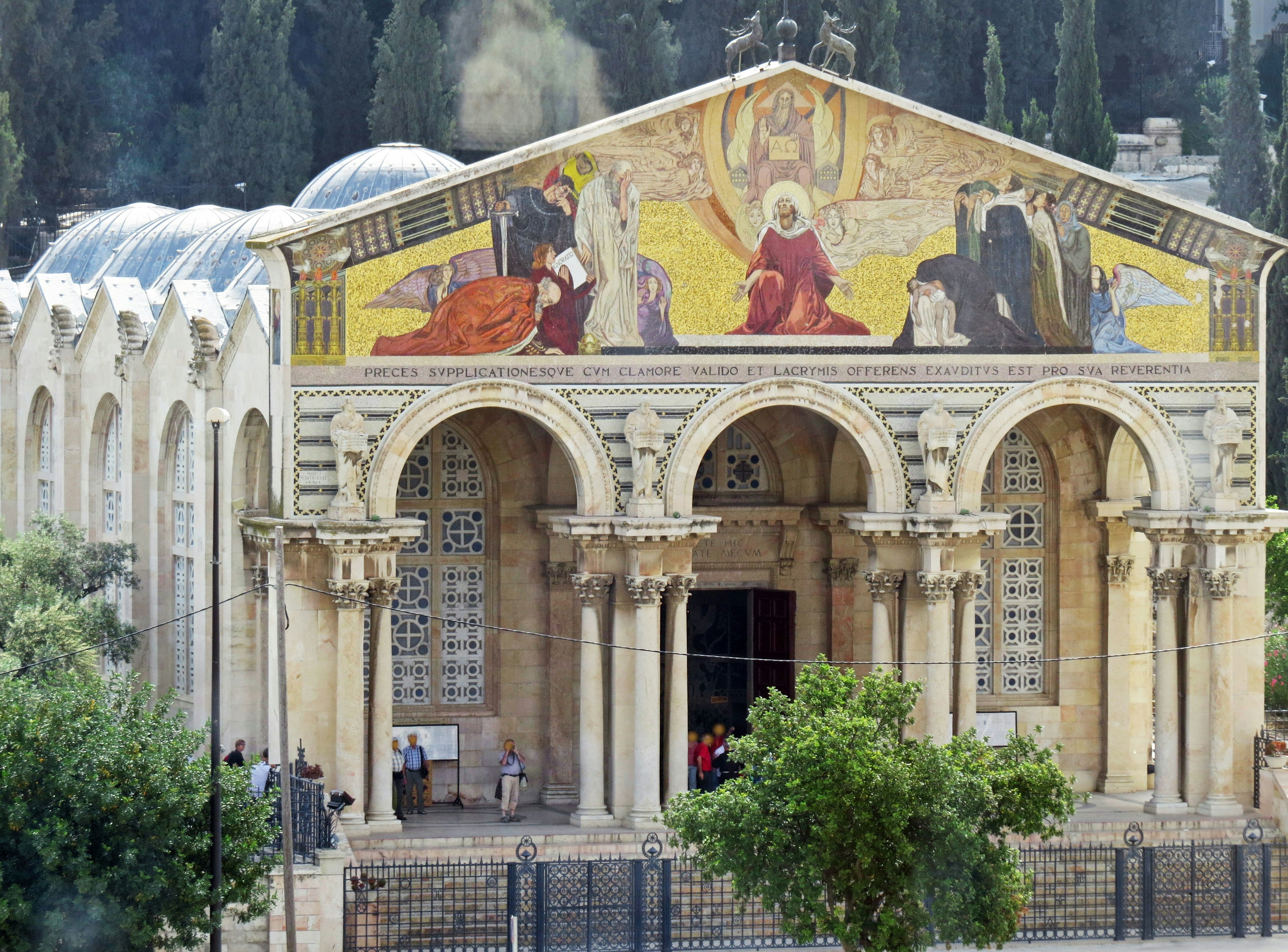 Außenansicht der Kirche aller Nationen mit schönen Mosaiken und gewölbten Säulen