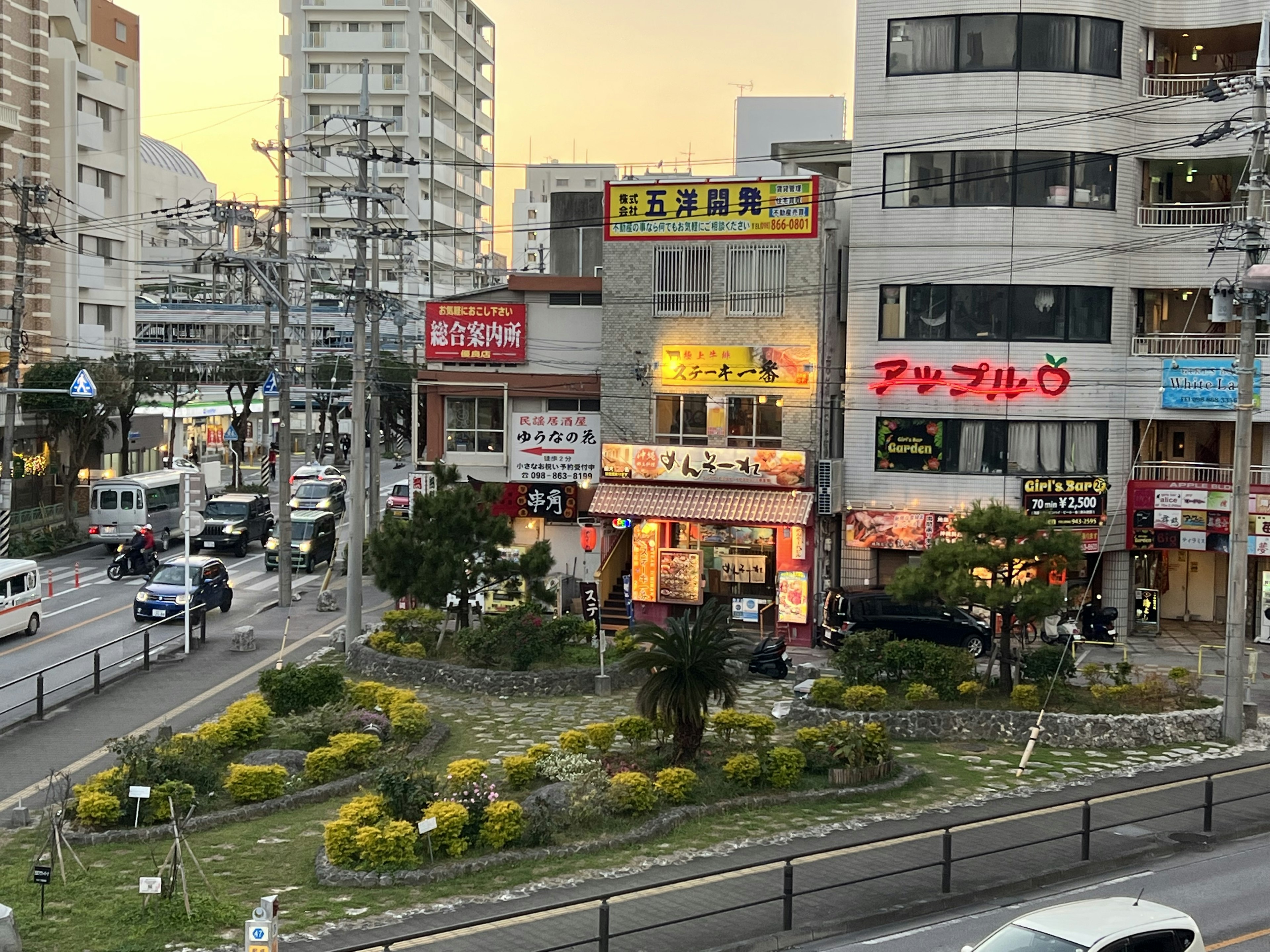 黃昏時分的城市景觀有餐廳和綠地