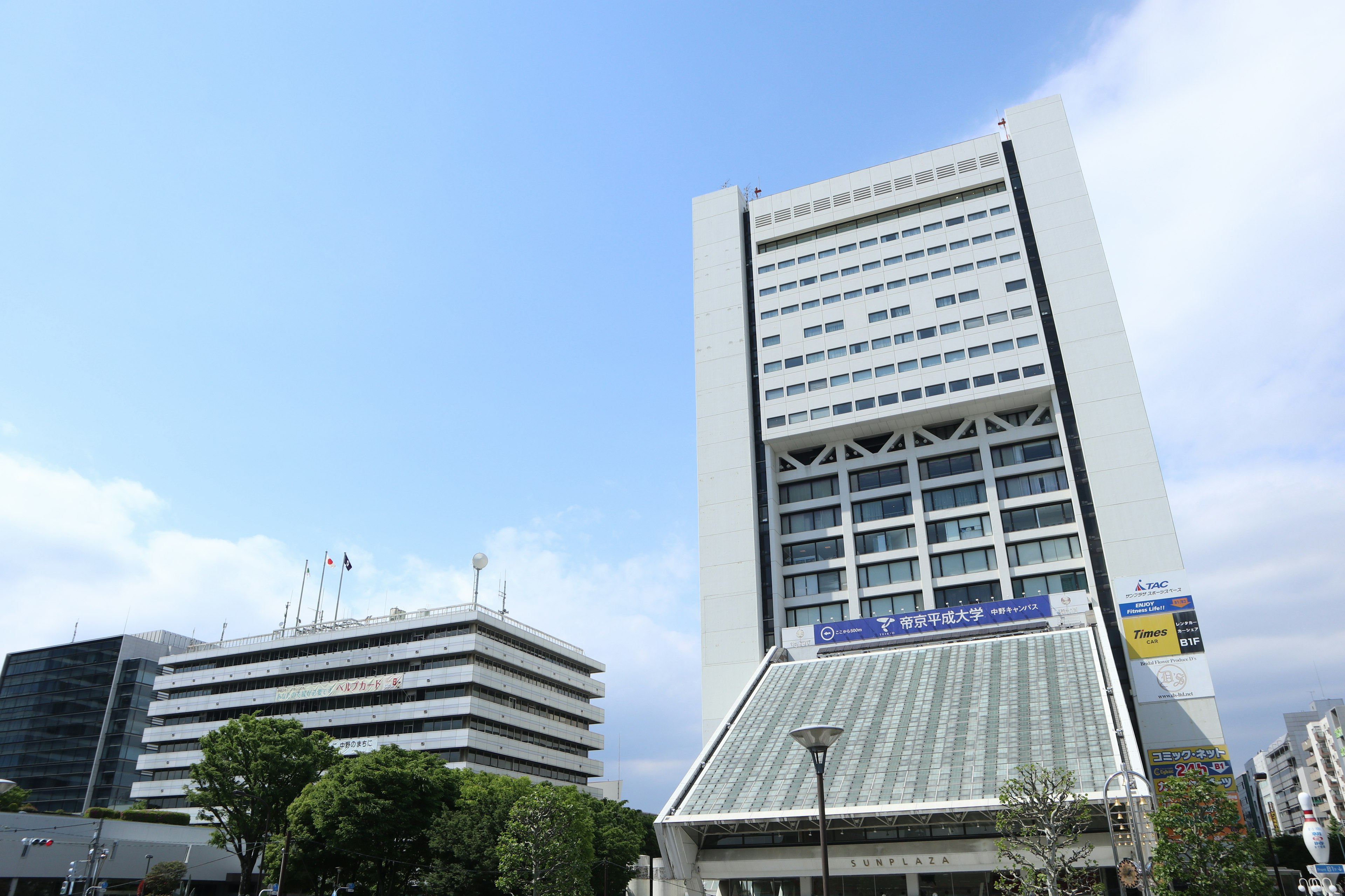 Gedung pencakar langit dengan latar belakang langit biru