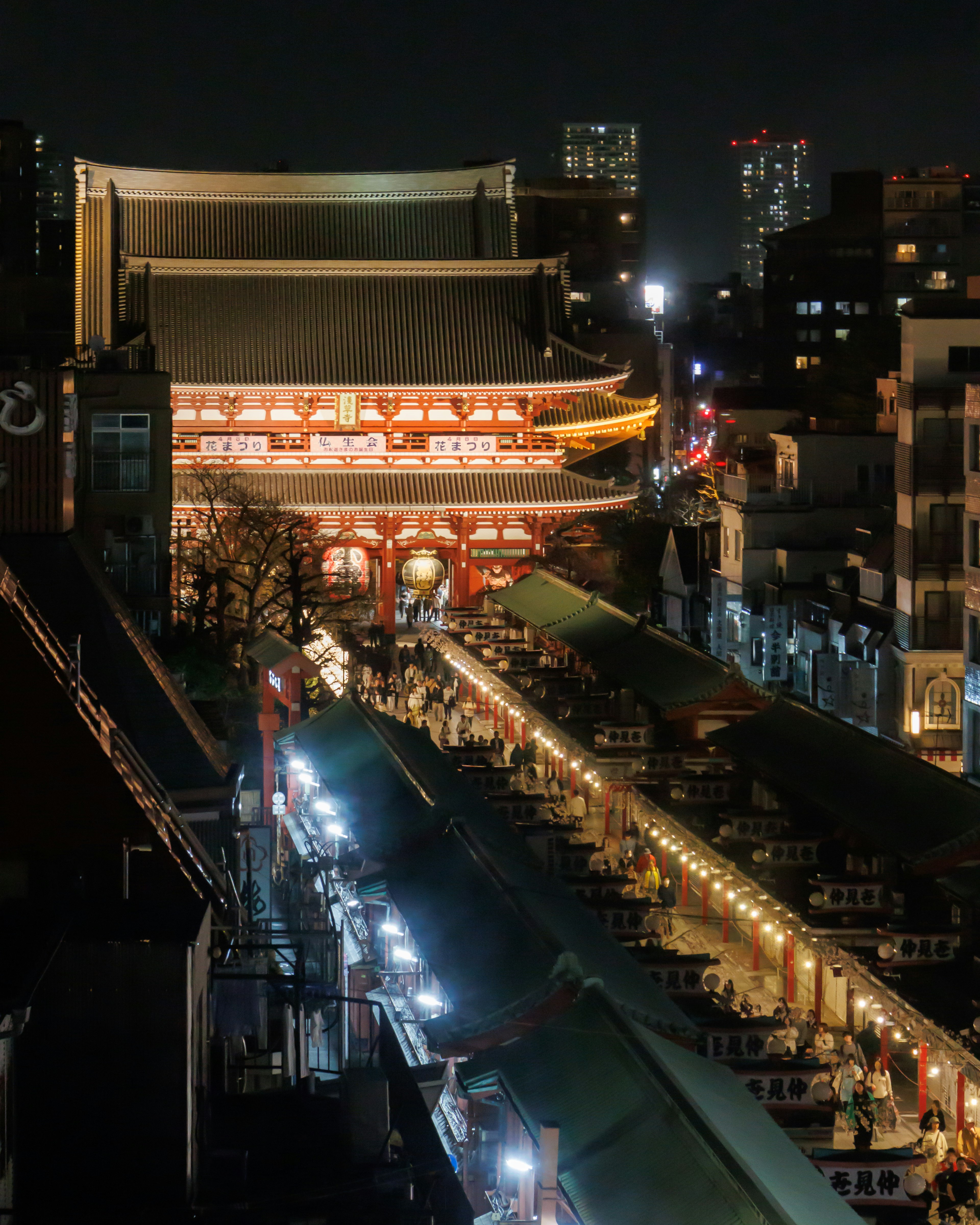 Pemandangan malam Kuil Senso-ji dengan Jalan Nakamise yang ramai