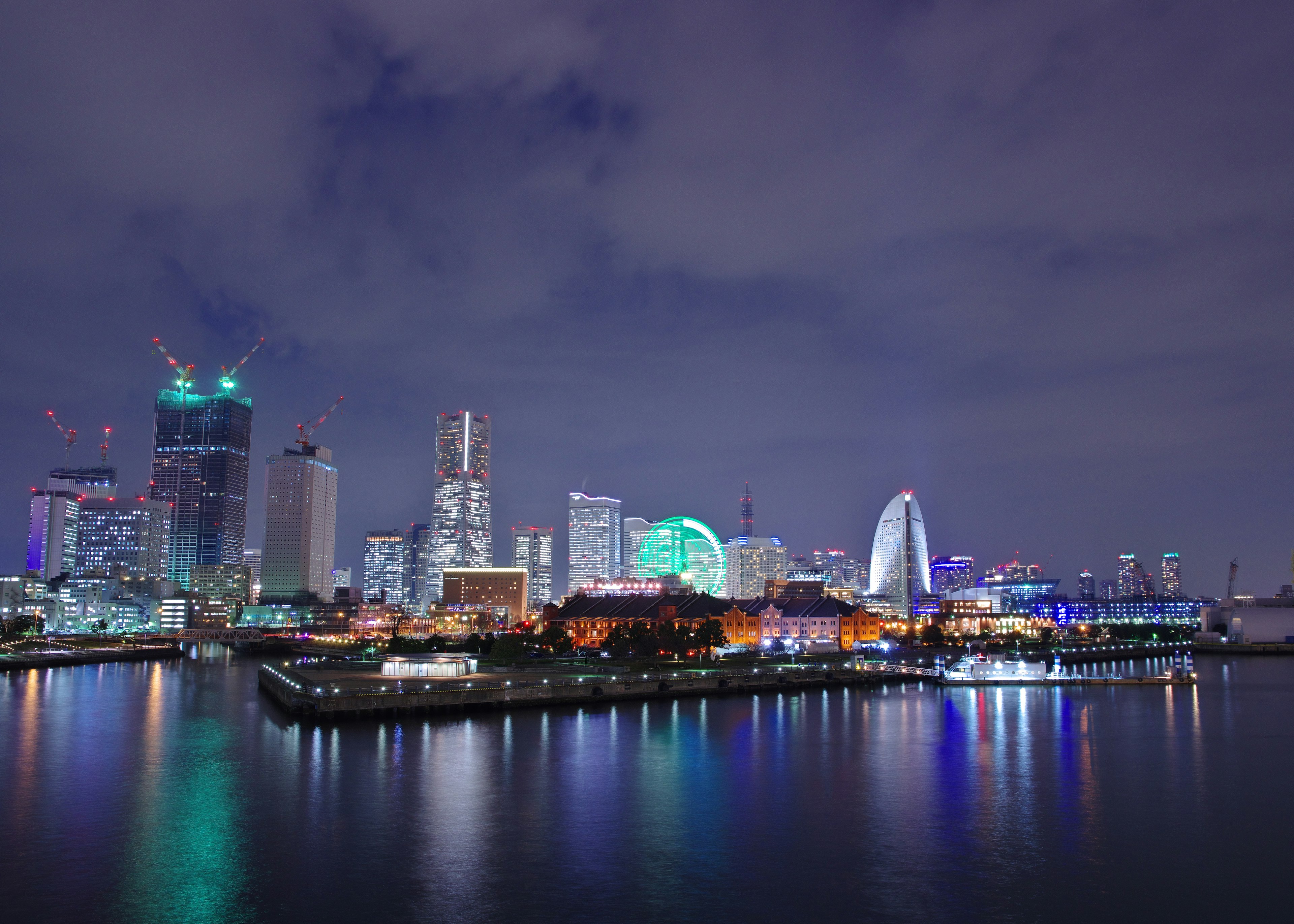 Nachtansicht der Skyline von Yokohama mit bunten Lichtern und der Cosmo Clock