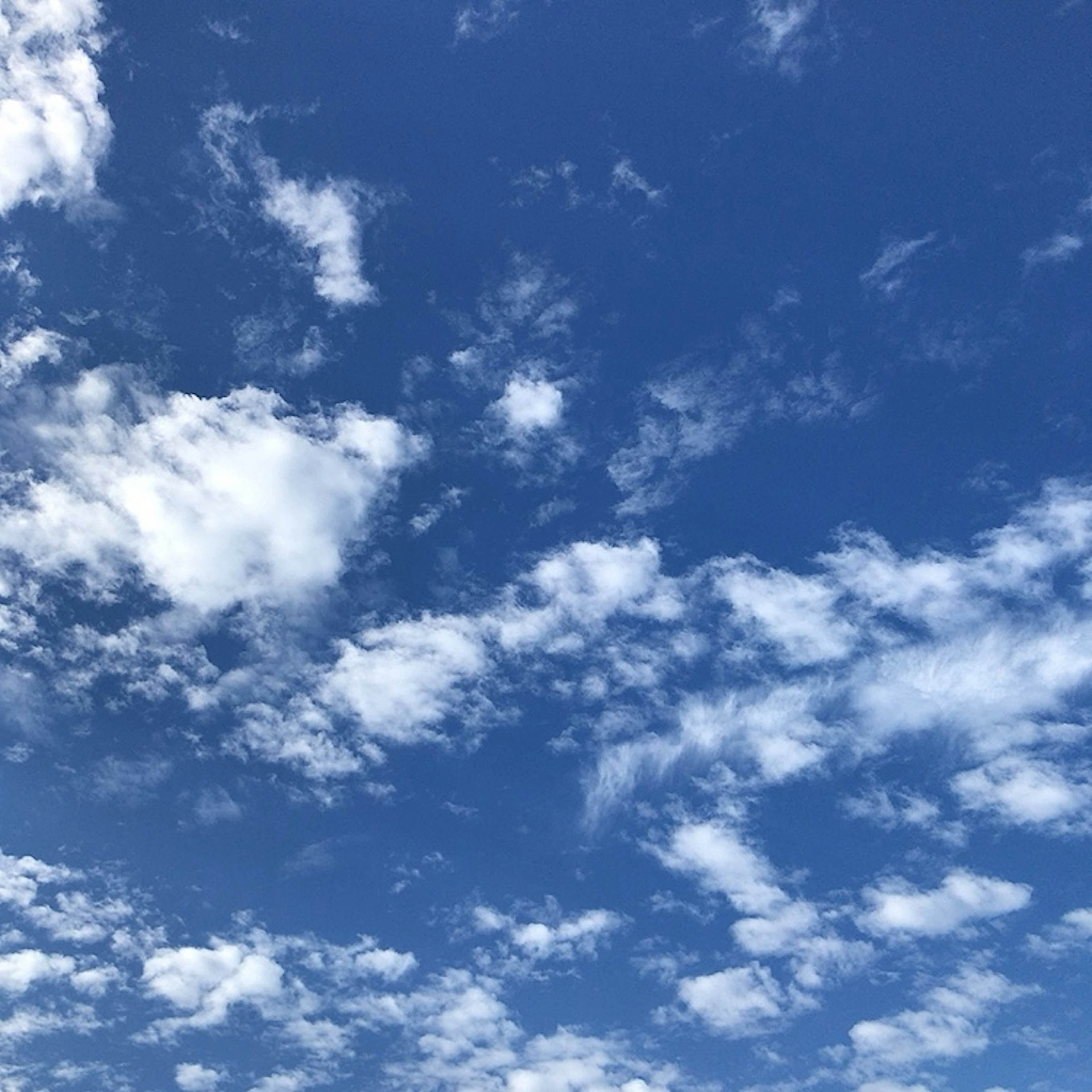 Paesaggio di cielo azzurro con nuvole bianche