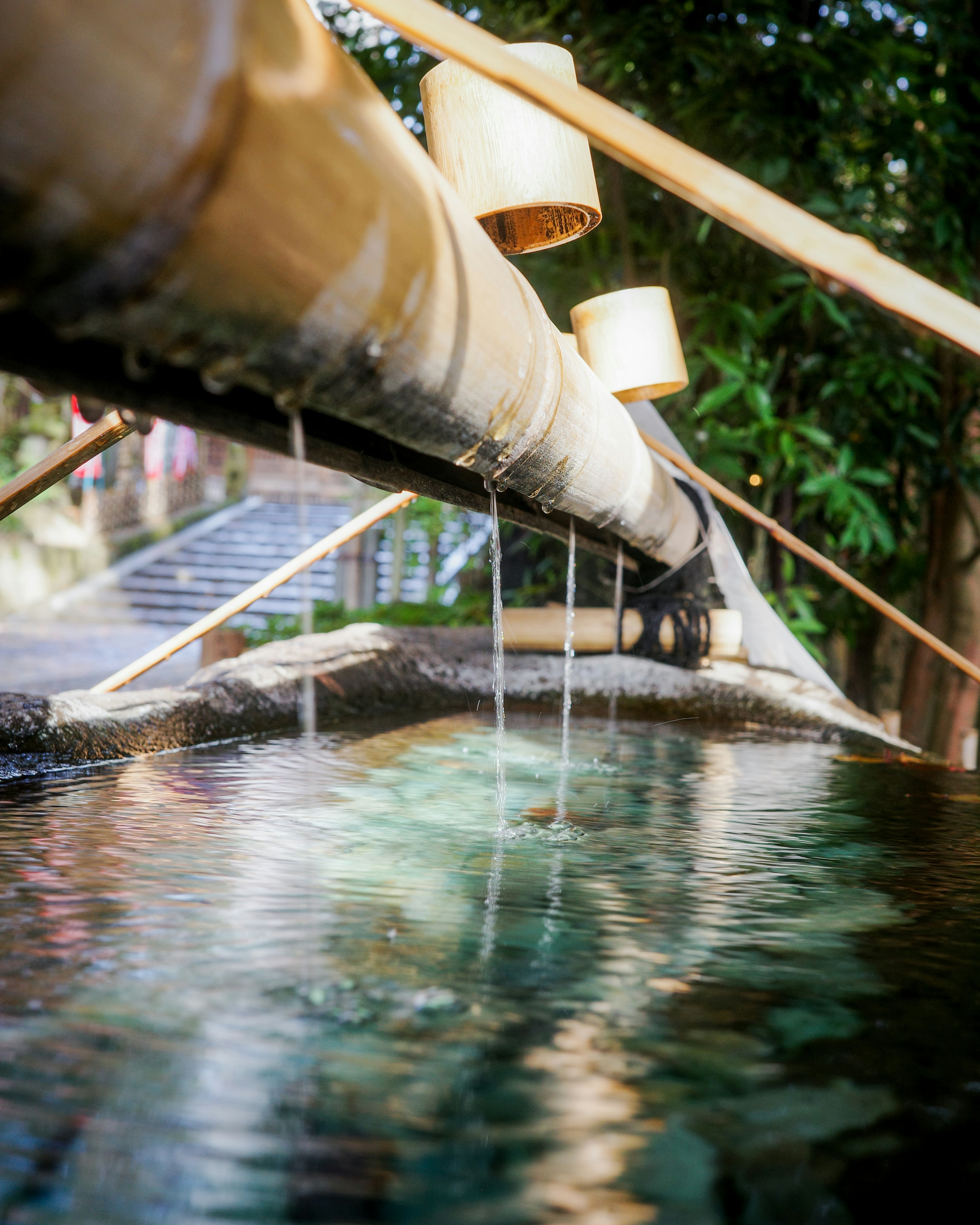 Étang calme avec des jets d'eau en bambou