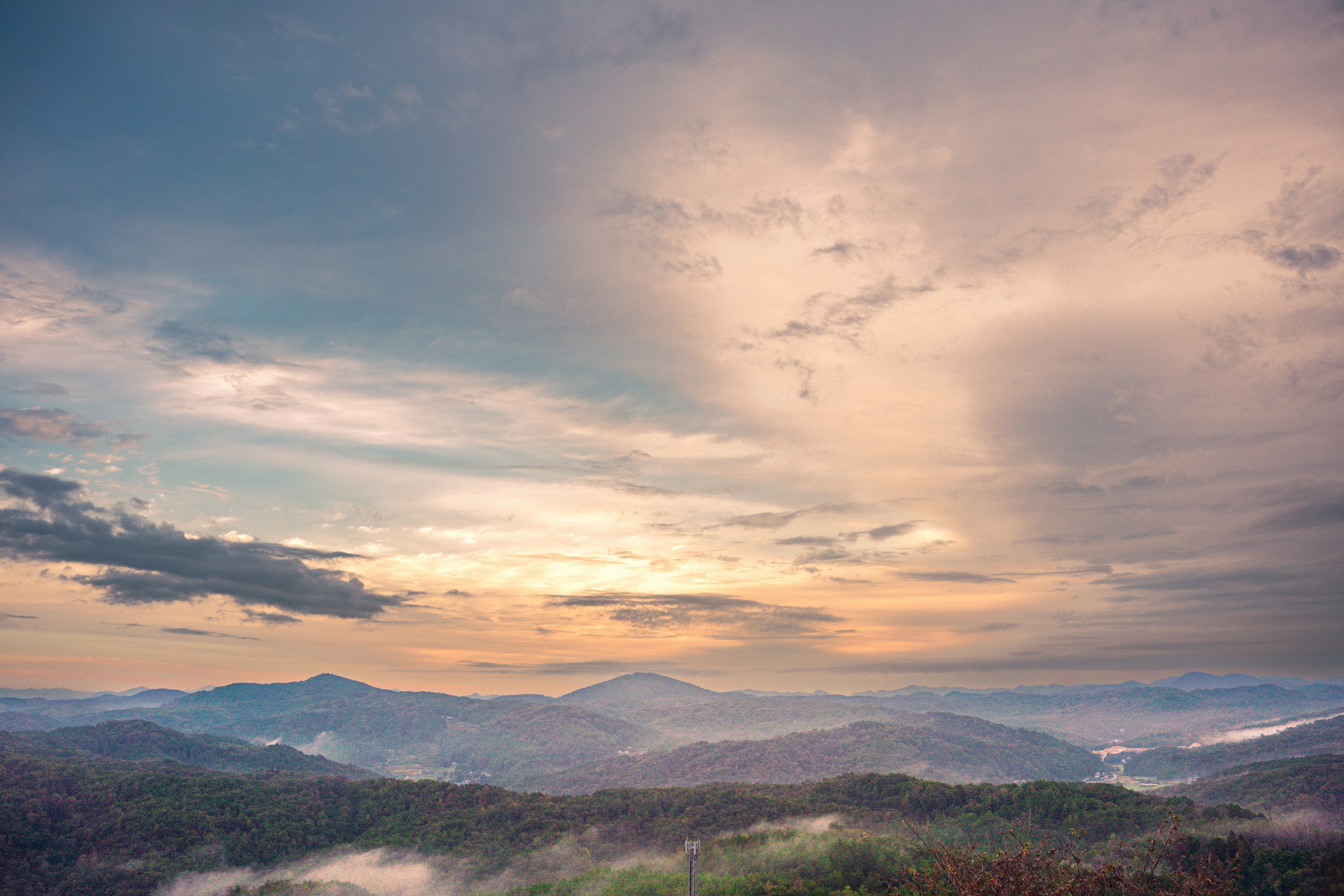 山々に囲まれた美しい夕焼けの風景