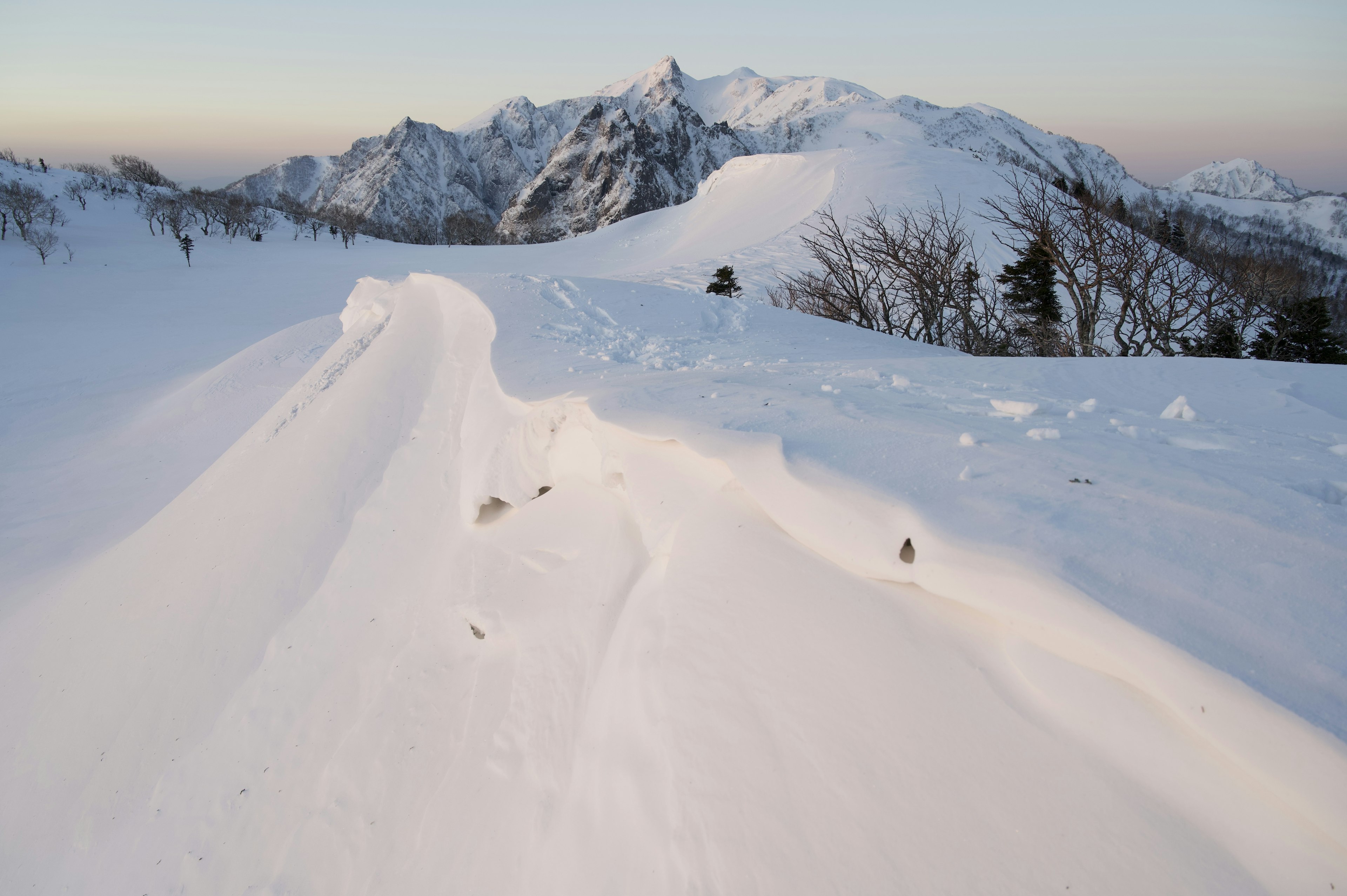 被雪覆盖的山脉和宁静的风景