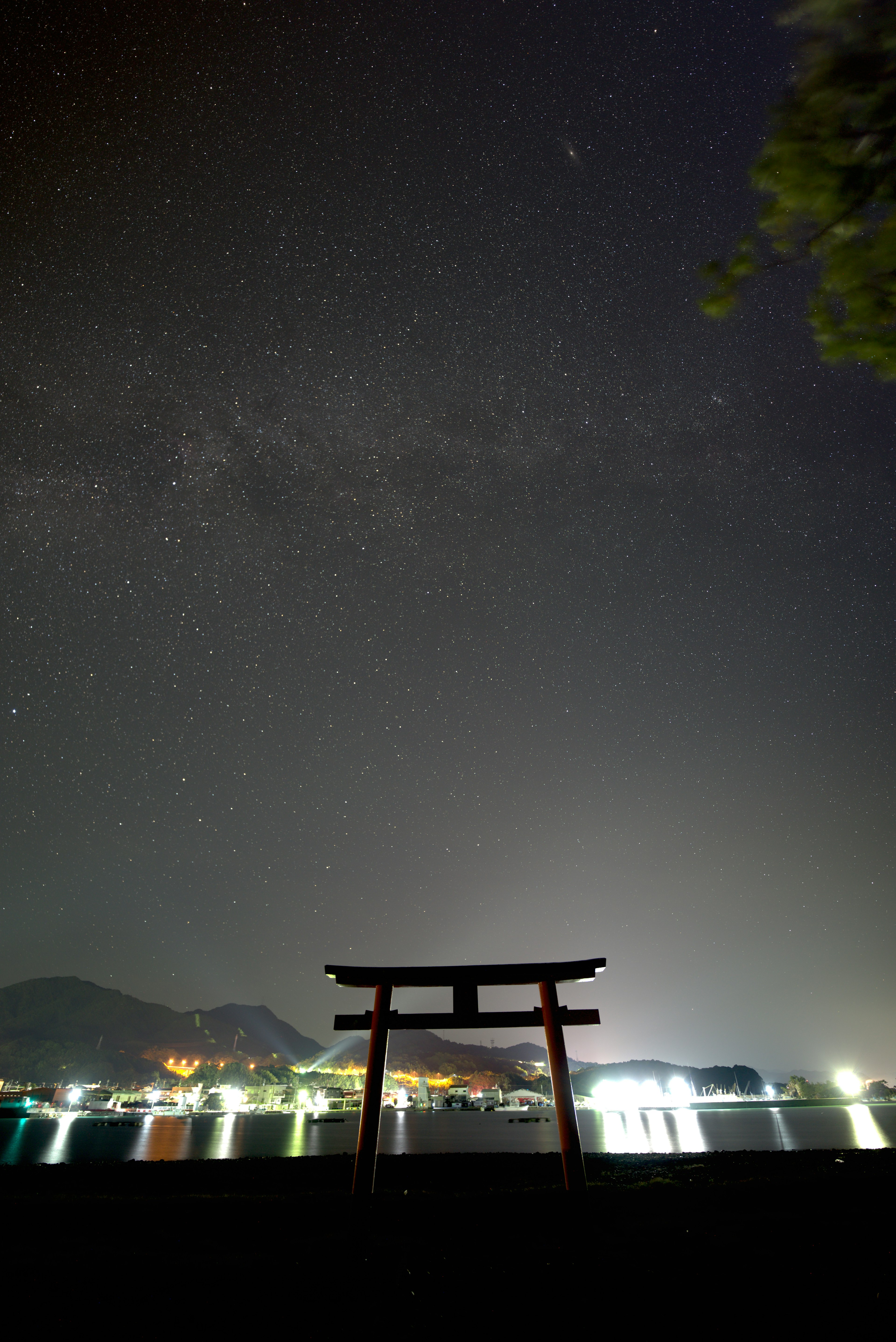 夜空中星星闪烁的鸟居剪影