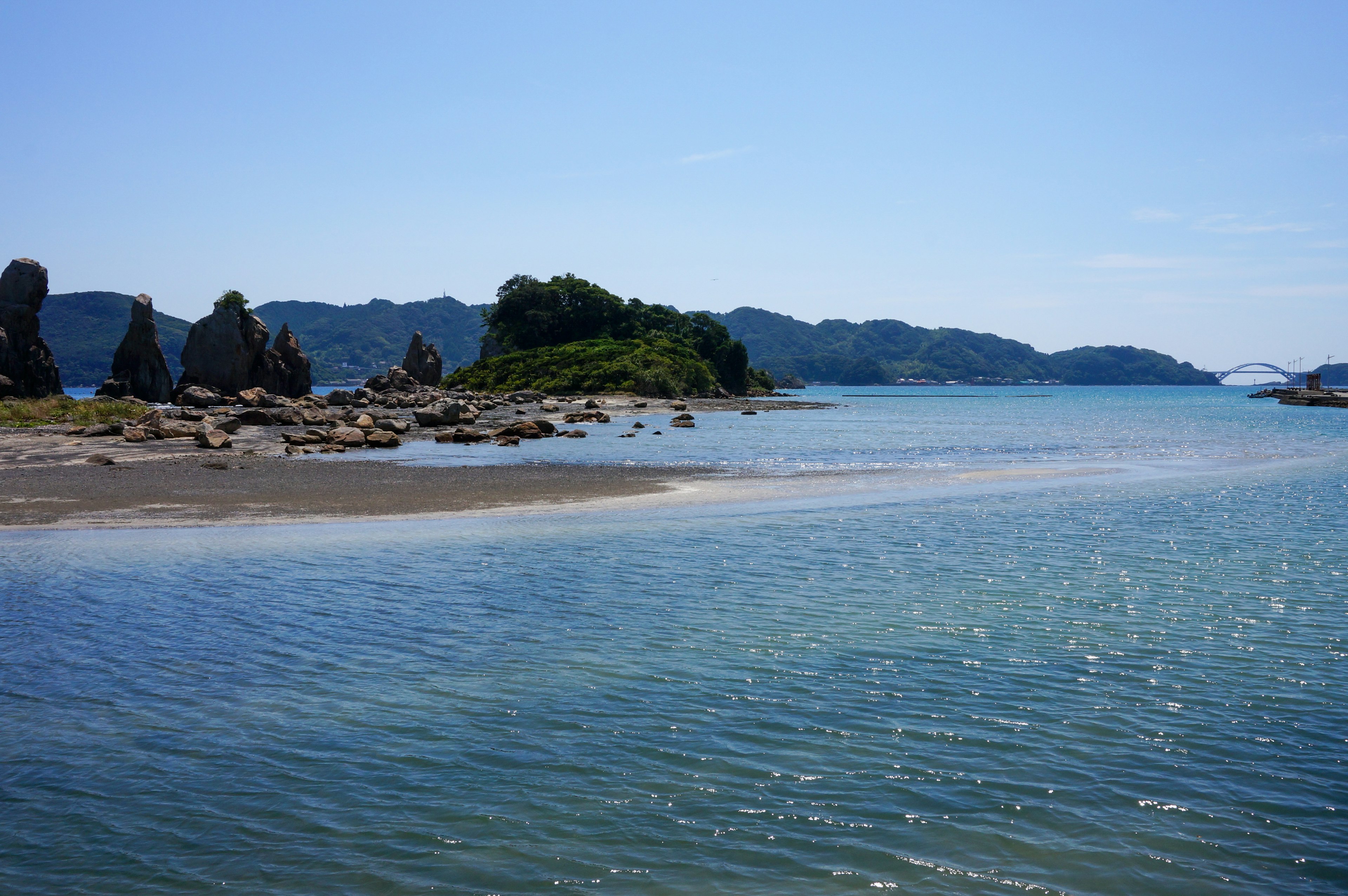 美丽的蓝色海洋风景，有小岛和沿海散落的岩石